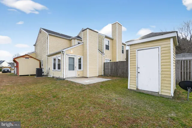 a view of a house with backyard