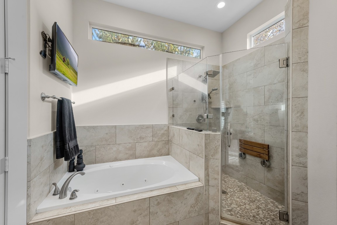 209 Burr Street, Unit D Houston, TX 77011 - Photo 15 of 20 a bathroom with a bathtub and a shower