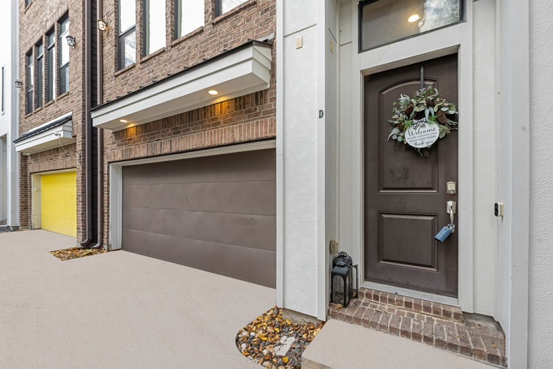 209 Burr Street, Unit D Houston, TX 77011 - Photo 2 of 20 a view of entryway with a hallway