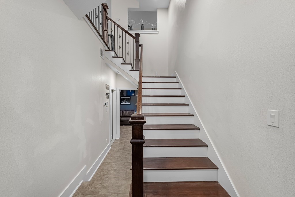 209 Burr Street, Unit D Houston, TX 77011 - Photo 3 of 20 a view of entryway and gallery with wooden floor
