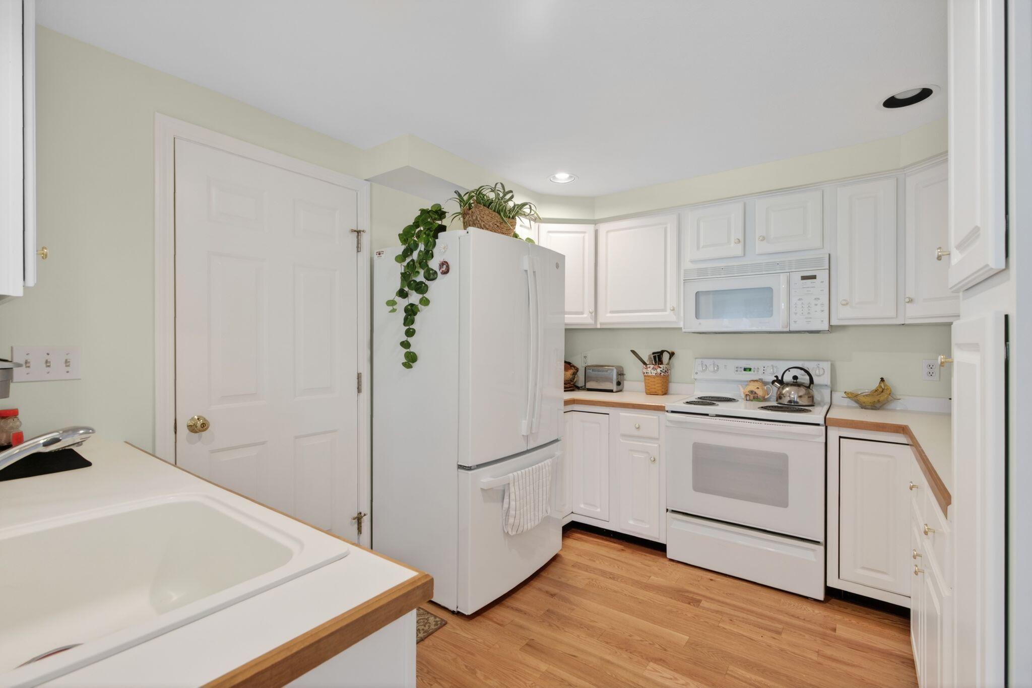 22 Greenwich Way, Unit 40 Kennebunk, ME 04043 - Photo 9 of 26 22 Greenwich