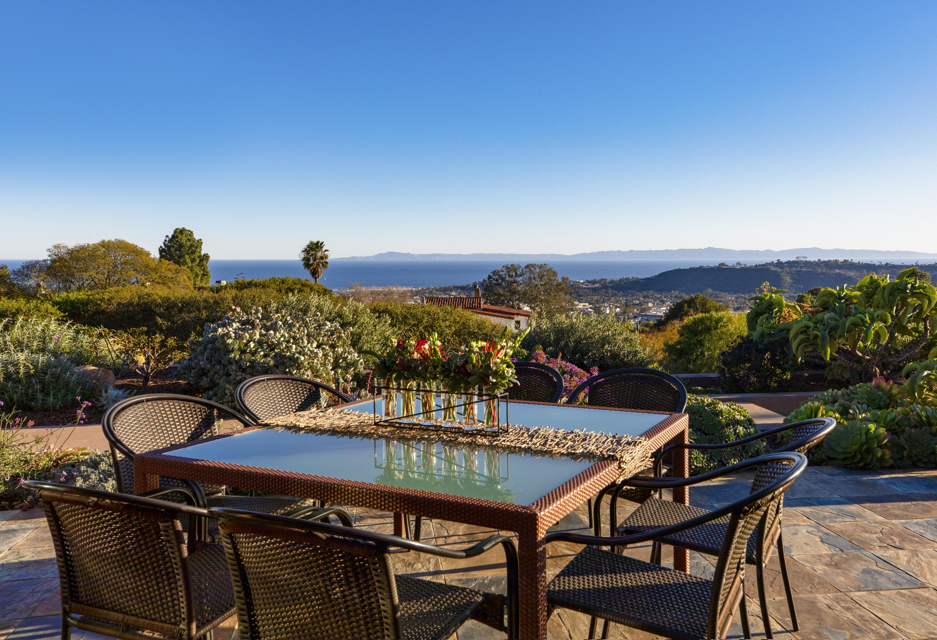 1900 Mission Ridge Road Santa Barbara, CA 93103 - Photo 18 of 20 Exterior Dining