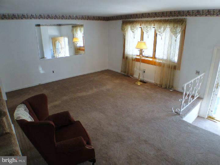 12730 Cabell Road Philadelphia, PA 19154 - Photo 2 of 17 Living Room