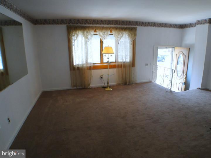 12730 Cabell Road Philadelphia, PA 19154 - Photo 11 of 17 Living Room