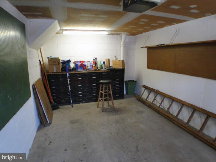 12730 Cabell Road Philadelphia, PA 19154 - Photo 14 of 17 Garage