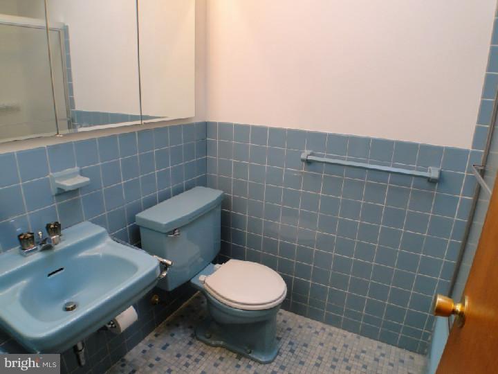 12730 Cabell Road Philadelphia, PA 19154 - Photo 8 of 17 Bathroom