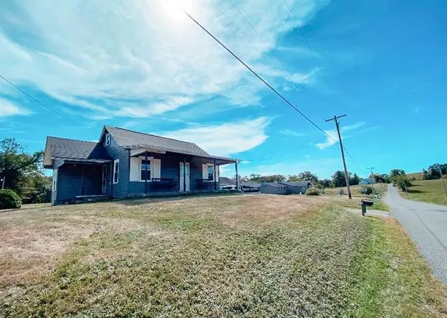a view of a house with a yard