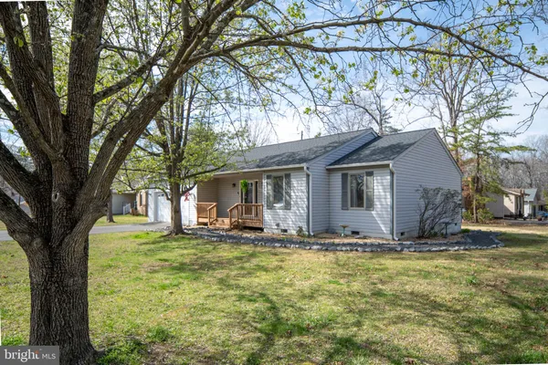 a view of a house with yard in front of it