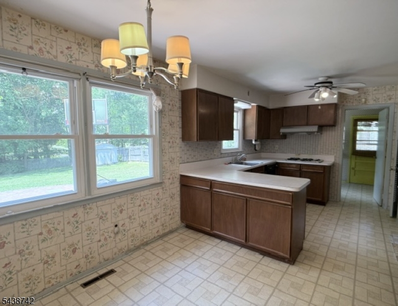 13 Greenwich Road Edison, NJ 08820 - Photo 7 of 19