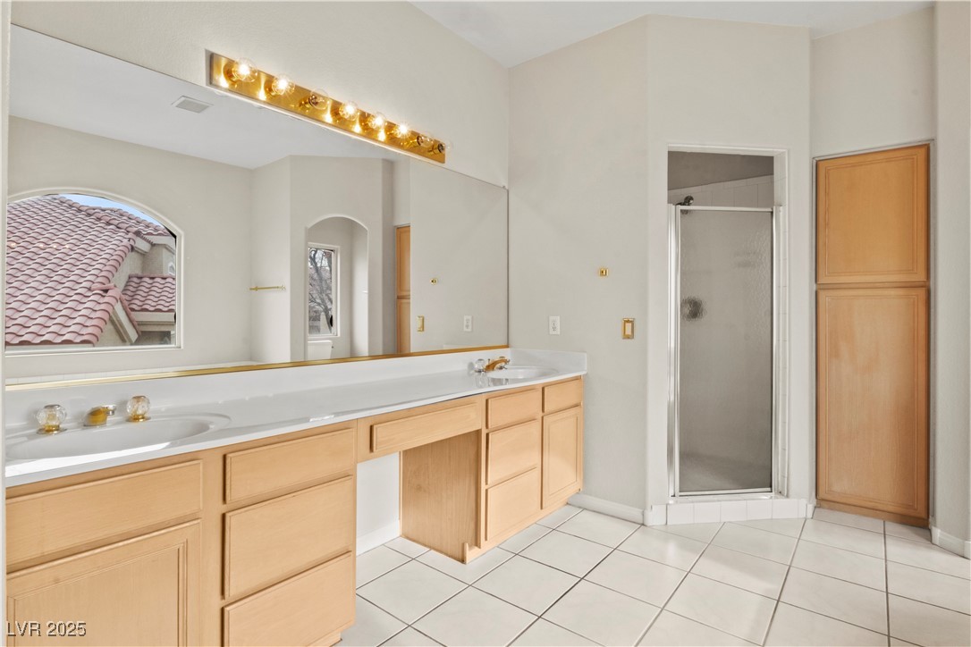 2576 Mizzoni Circle Henderson, NV 89052 - Photo 27 of 44 Primary bathroom has double sinks, separate shower and jetted tub.