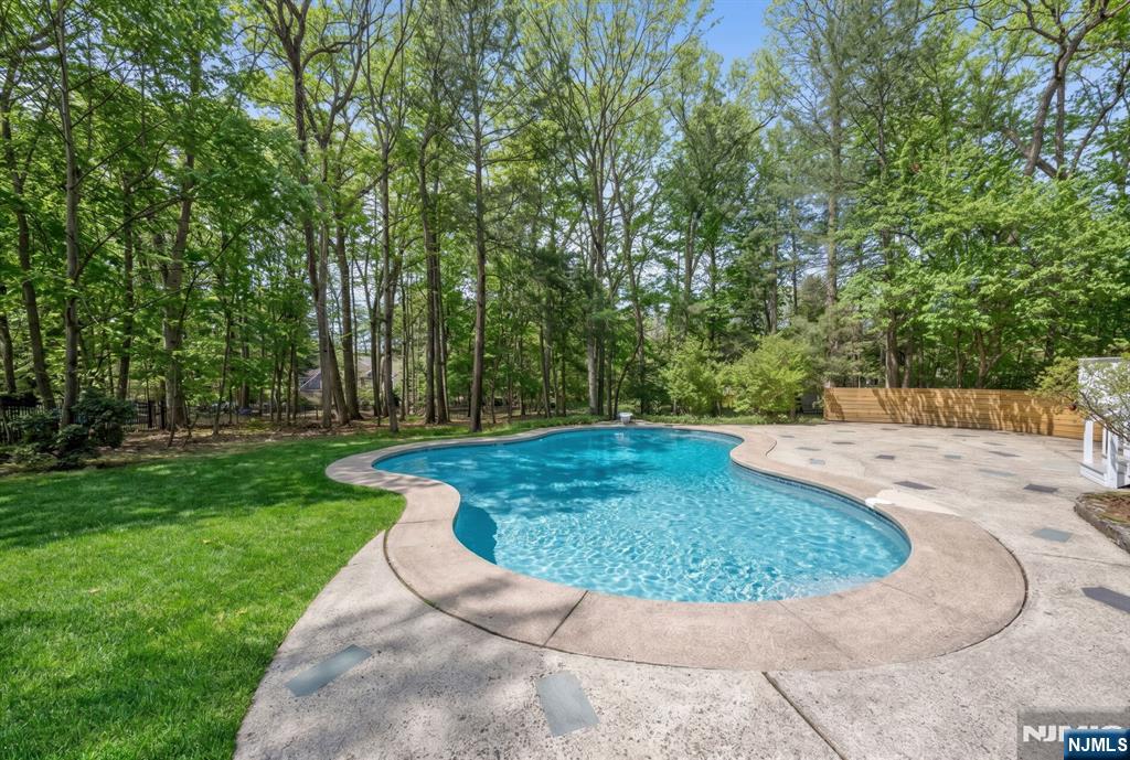 44 Deerfield Terrace Mahwah, NJ 07430 - Photo 38 of 42 a view of a backyard