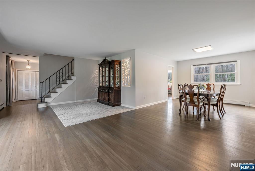 44 Deerfield Terrace Mahwah, NJ 07430 - Photo 10 of 42 a view of a livingroom with furniture and entryway