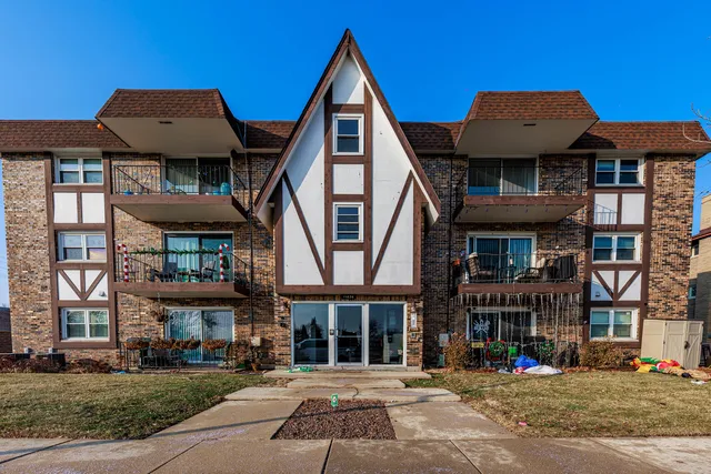 $160,000 | 11036 Kilpatrick Avenue, Unit 3SW, Oak Lawn, IL 60453