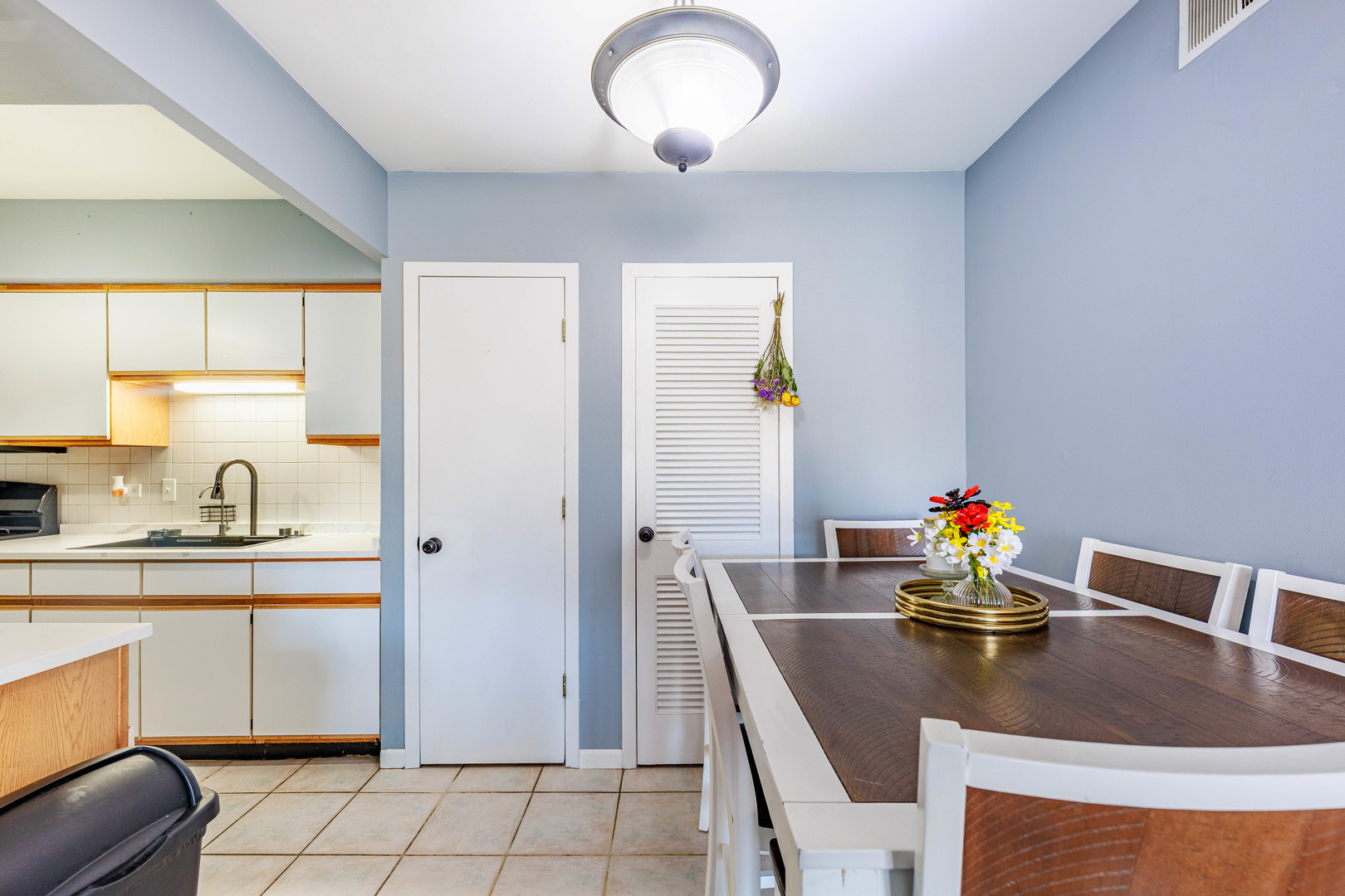 11036 Kilpatrick Avenue, Unit 3SW Oak Lawn, IL 60453 - Photo 7 of 19 a kitchen with a table and chairs
