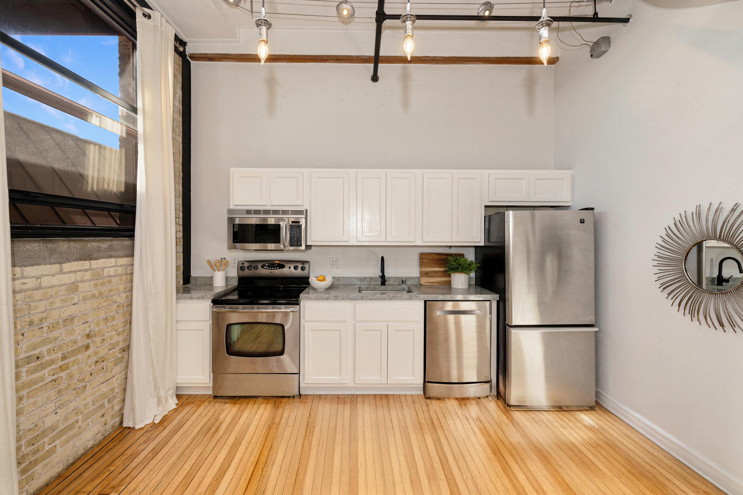 215 West Maple Street, Unit 105 Milwaukee, WI 53204 - Photo 4 of 33 Table removed to show space