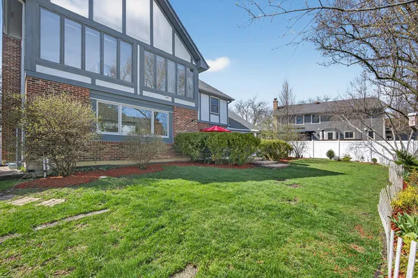 a view of yard with green space