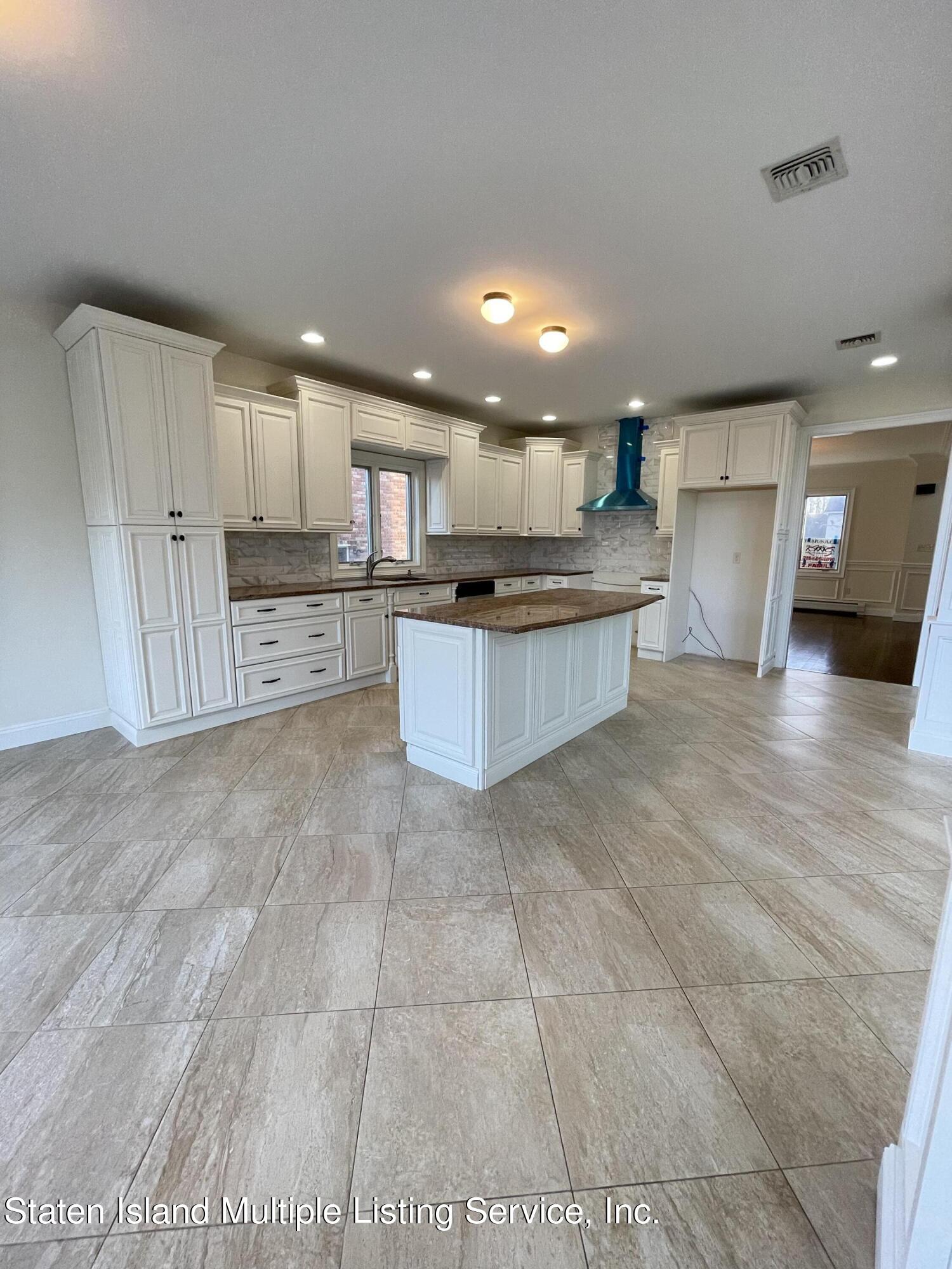 67 Hanover Avenue Staten Island, NY 10309 - Photo 4 of 22 Kitchen