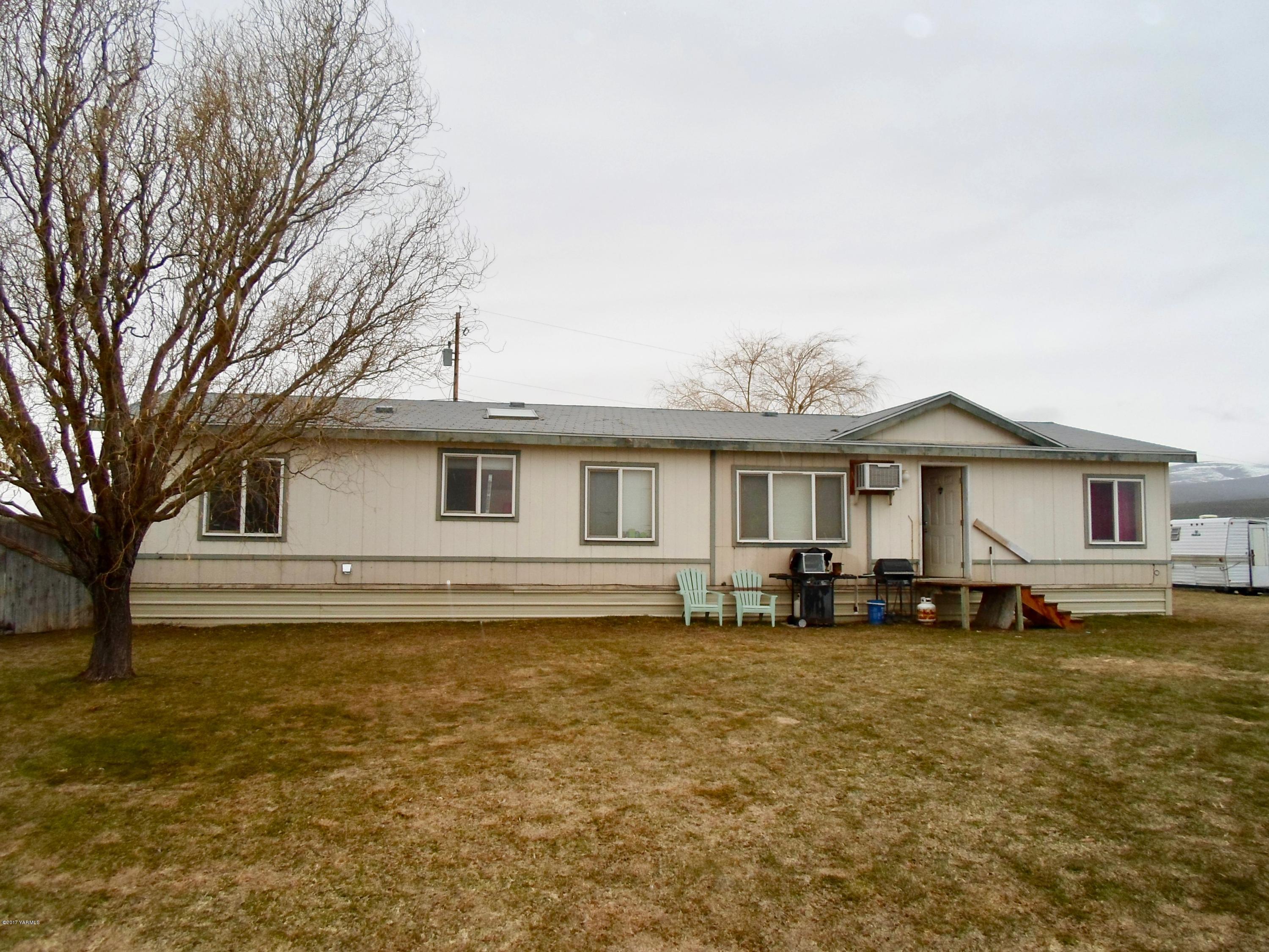 378 Hideaway Road Yakima, WA 98908 - Photo 1 of 27 a front view of a house with a yard