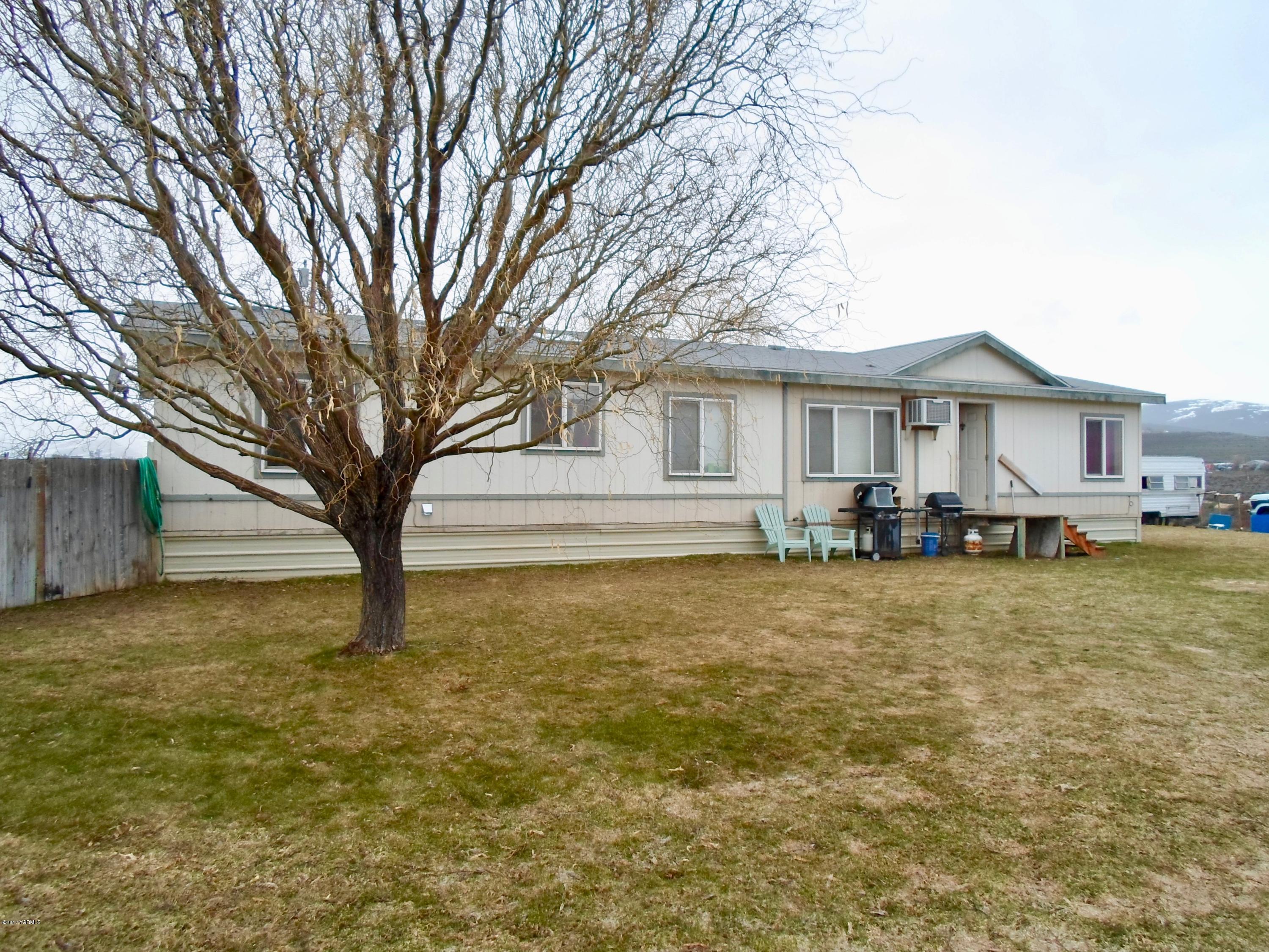 378 Hideaway Road Yakima, WA 98908 - Photo 2 of 27 a front view of house with yard and trees