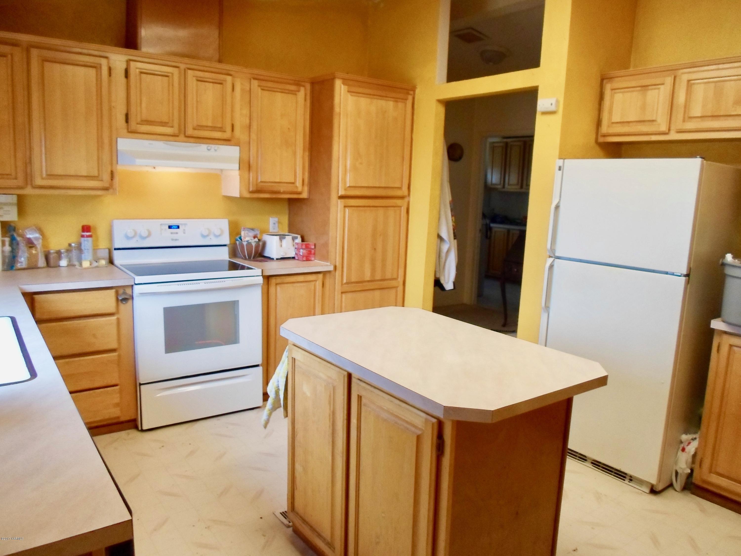 378 Hideaway Road Yakima, WA 98908 - Photo 17 of 27 a kitchen with a stove a refrigerator and a sink