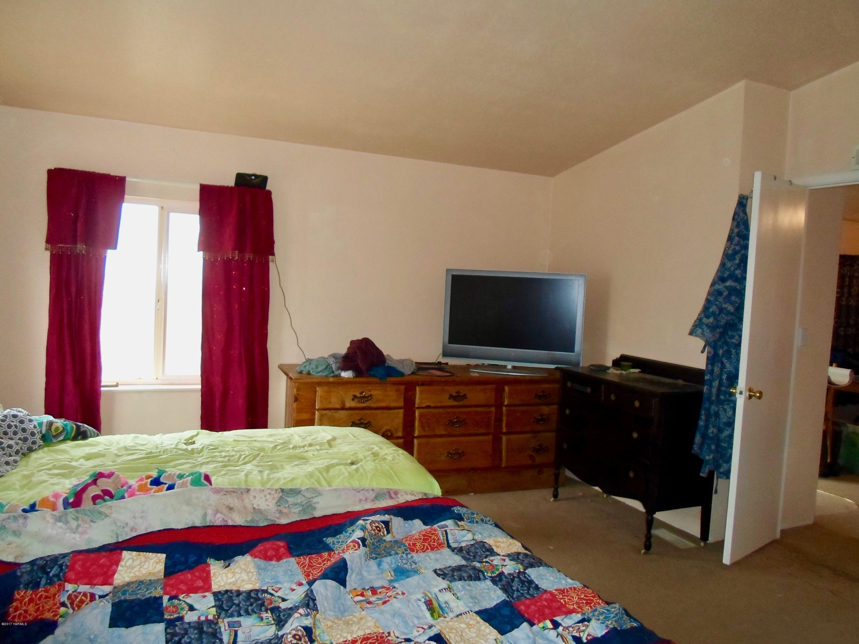 378 Hideaway Road Yakima, WA 98908 - Photo 18 of 27 a bedroom with a bed and flat screen tv