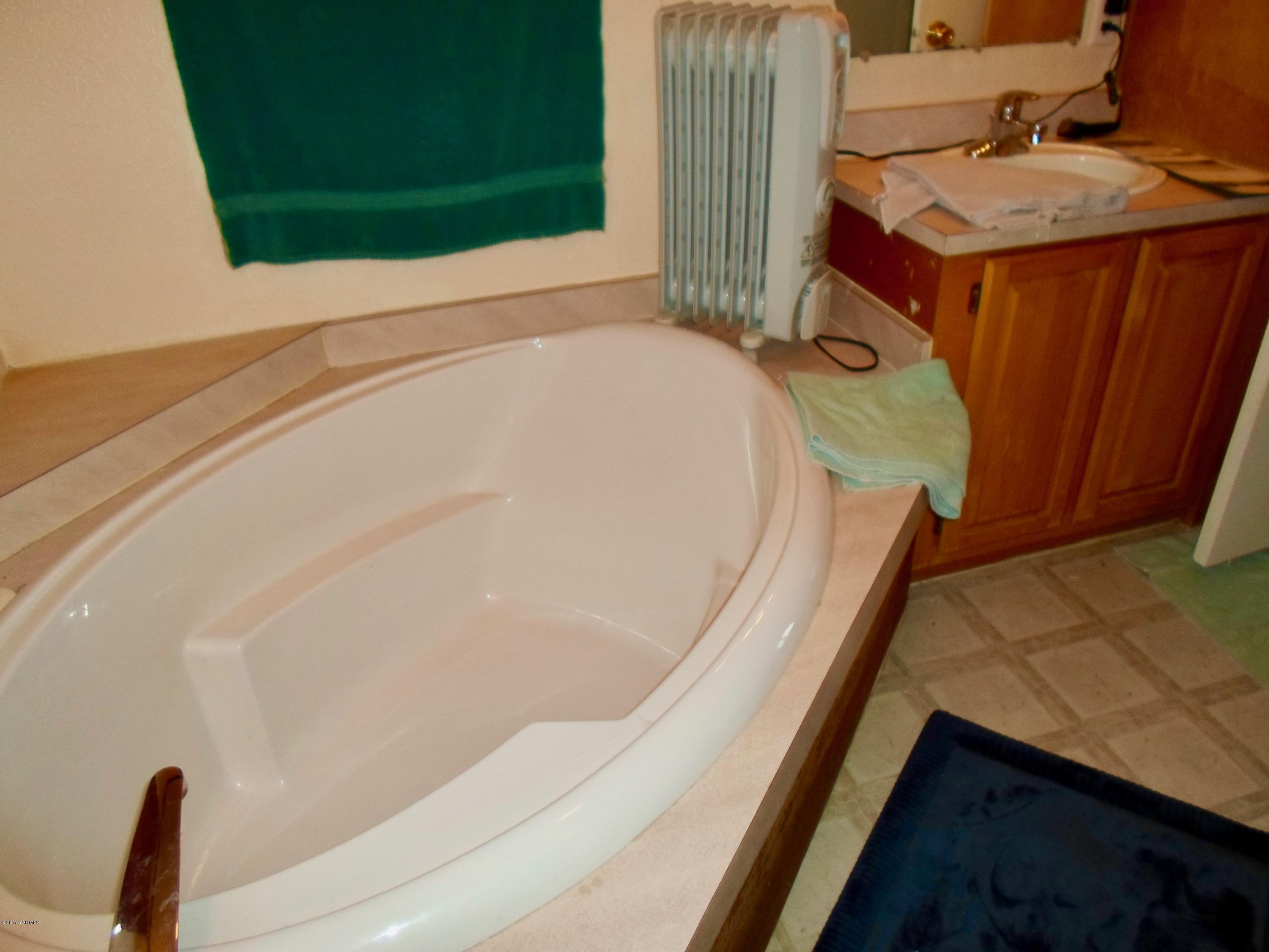 378 Hideaway Road Yakima, WA 98908 - Photo 20 of 27 a utility room with dryer and washer