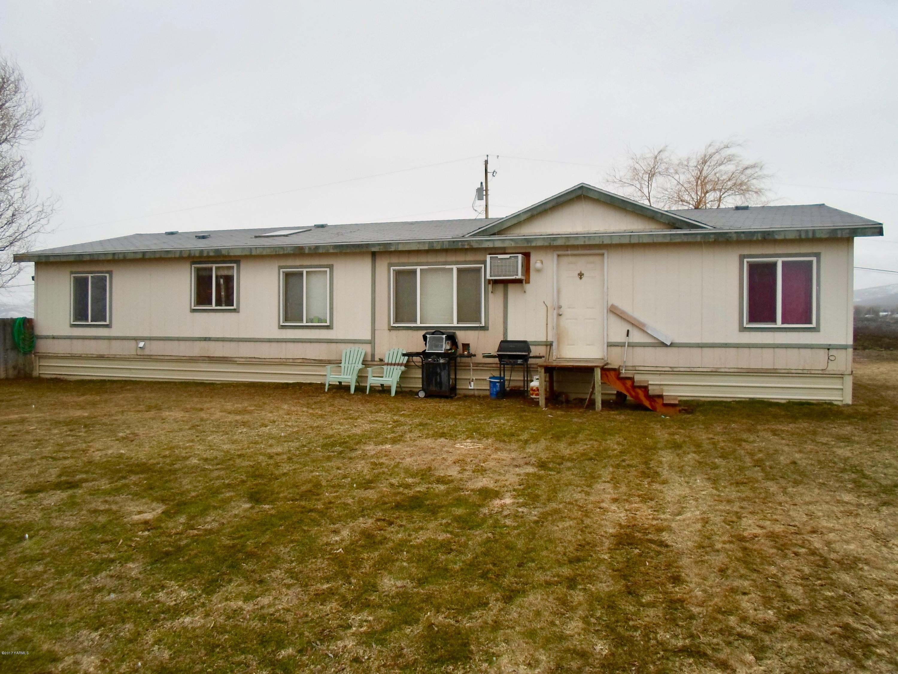 378 Hideaway Road Yakima, WA 98908 - Photo 3 of 27 a front view of a house with yard