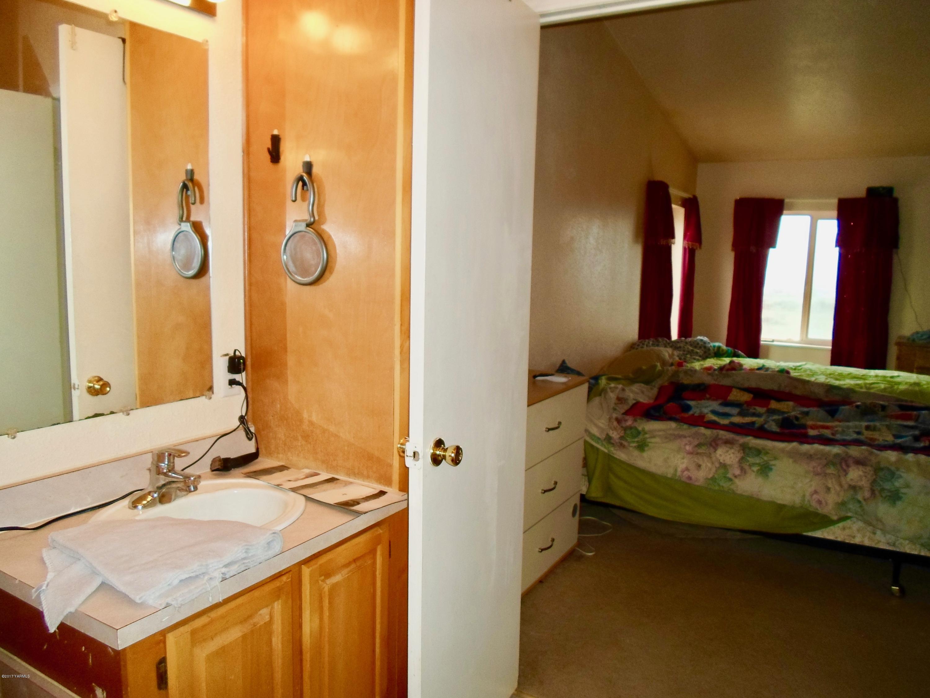 378 Hideaway Road Yakima, WA 98908 - Photo 21 of 27 a bathroom with a granite countertop sink and a mirror