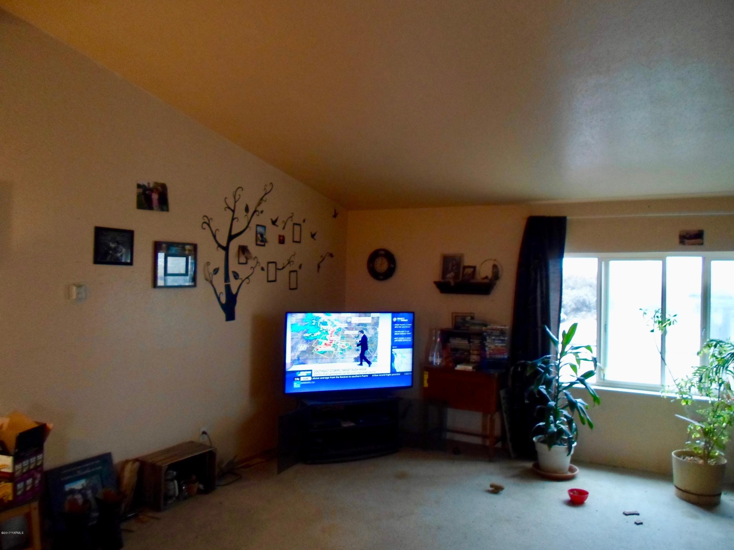 378 Hideaway Road Yakima, WA 98908 - Photo 22 of 27 a living room with furniture and a flat screen tv