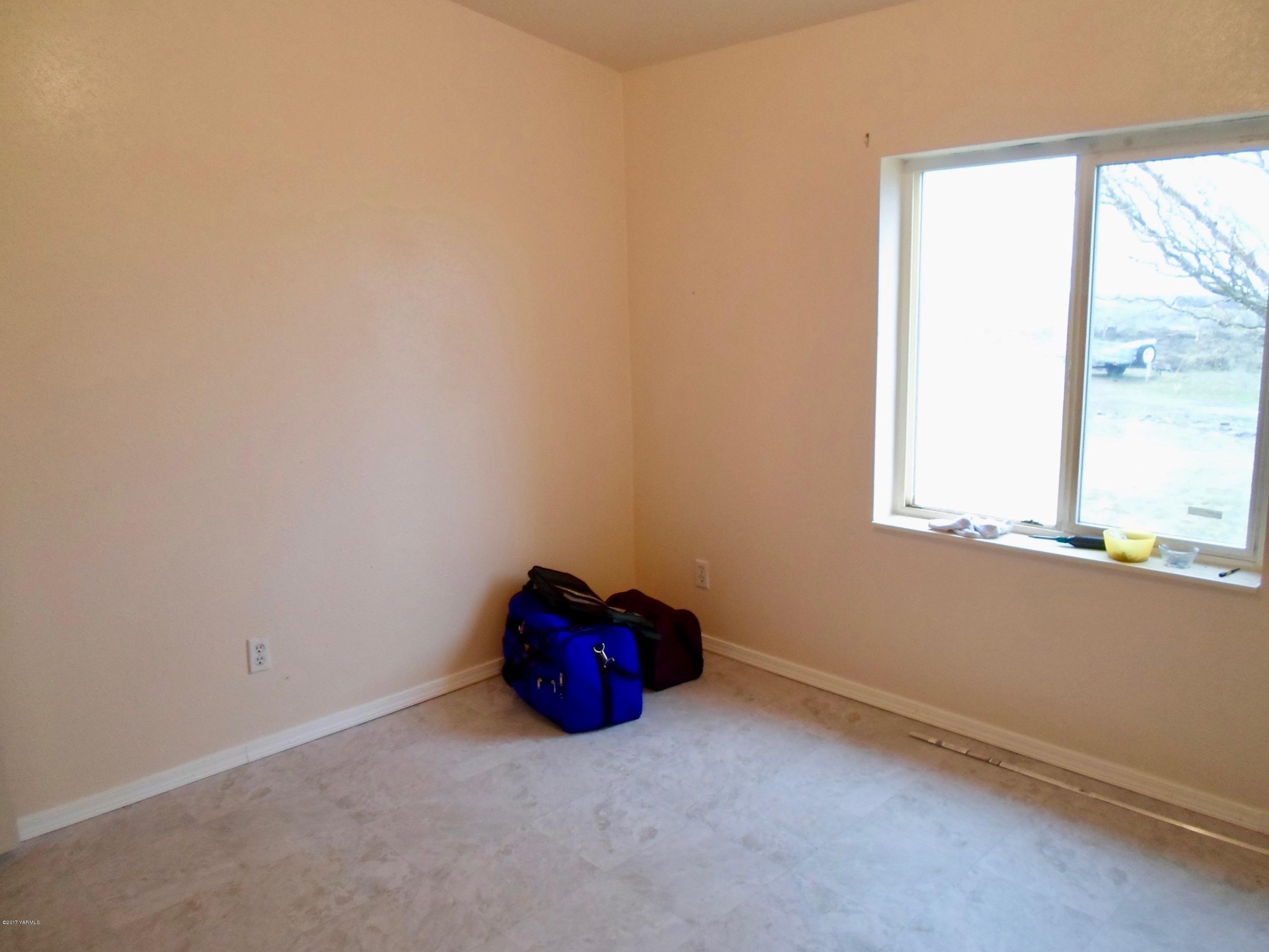 378 Hideaway Road Yakima, WA 98908 - Photo 24 of 27 an empty room with a window