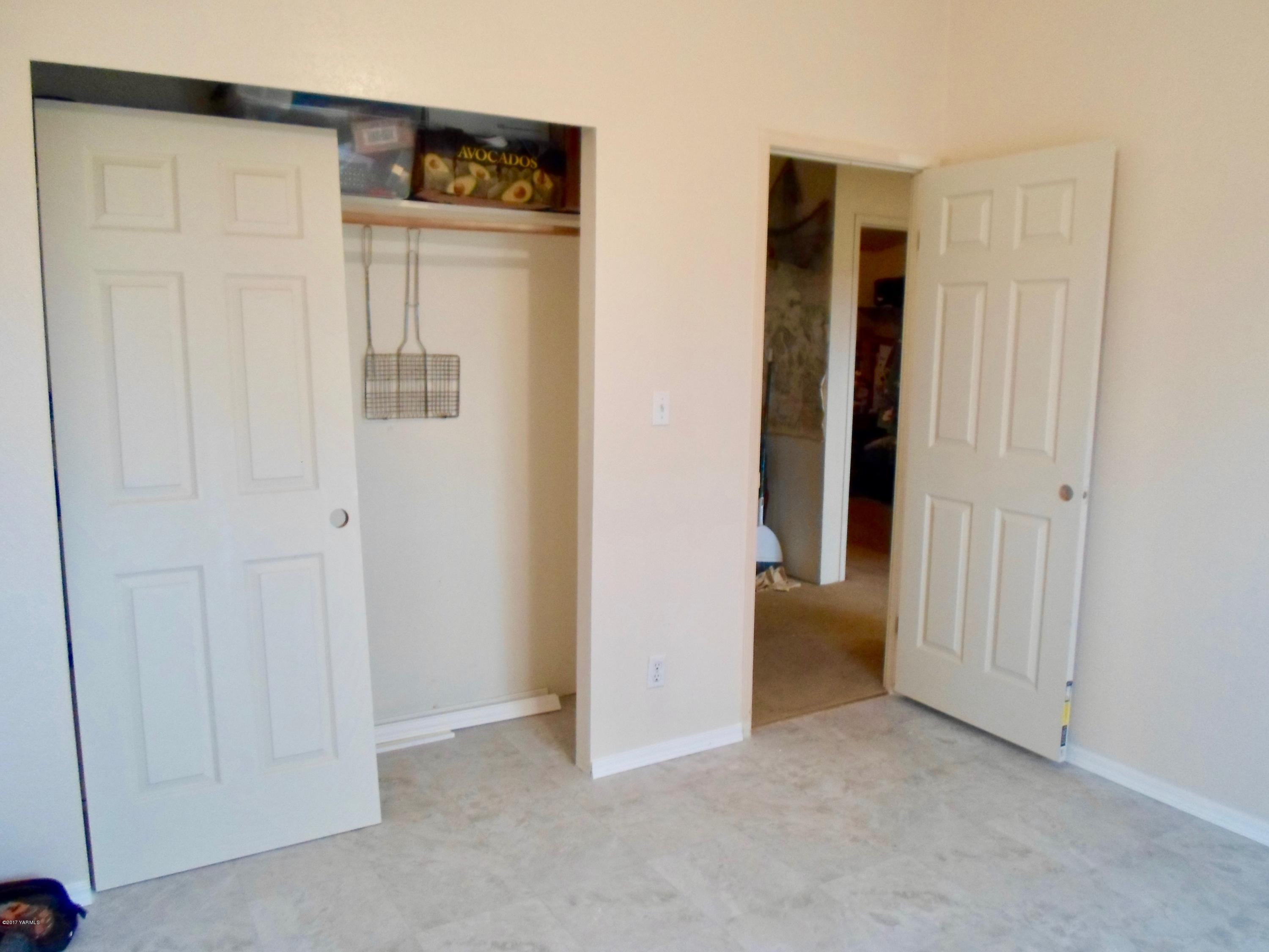378 Hideaway Road Yakima, WA 98908 - Photo 25 of 27 an empty room with closet and mirror