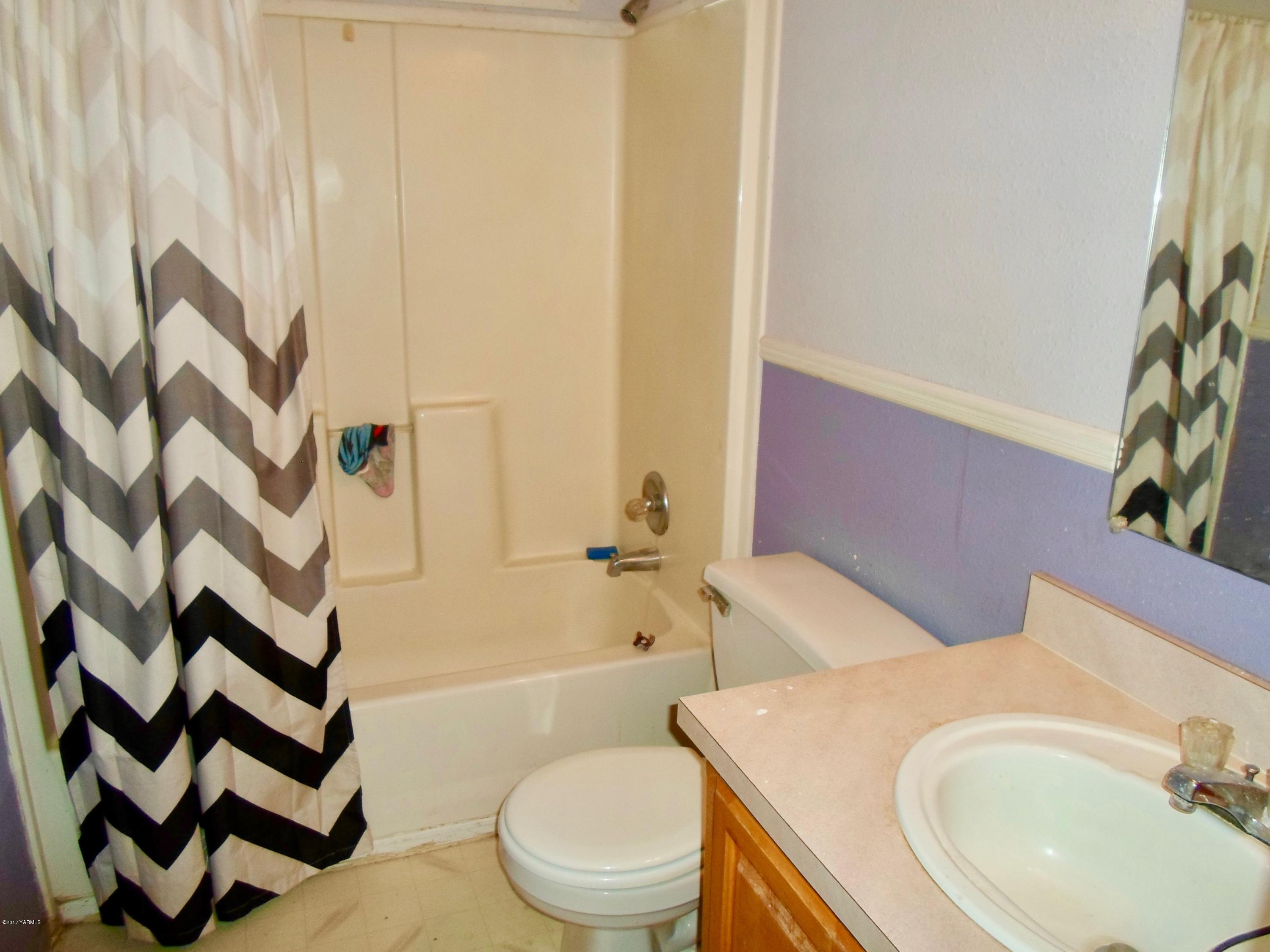 378 Hideaway Road Yakima, WA 98908 - Photo 26 of 27 a bathroom with a sink toilet and shower