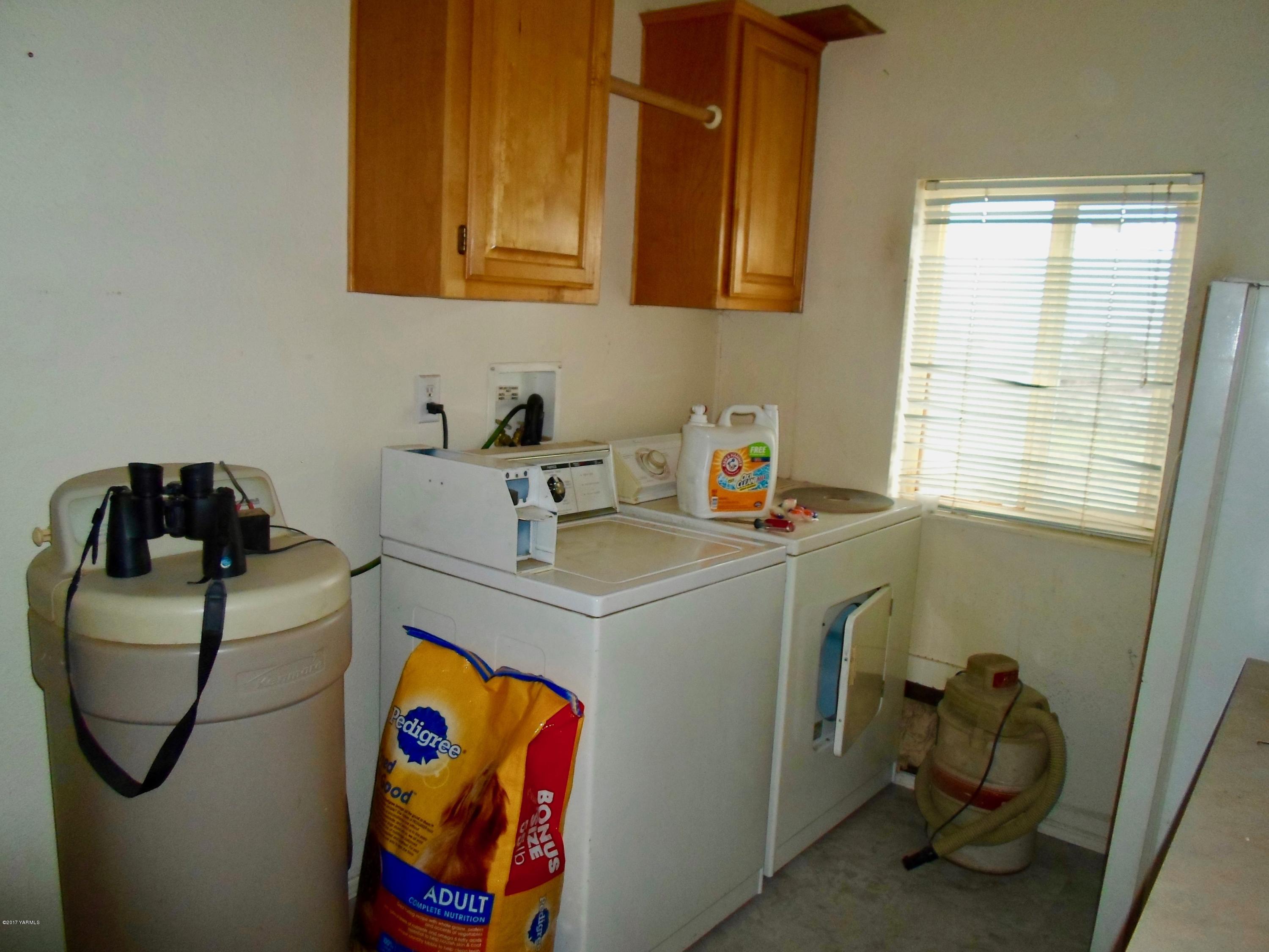 378 Hideaway Road Yakima, WA 98908 - Photo 27 of 27 a utility room with dryer and washer