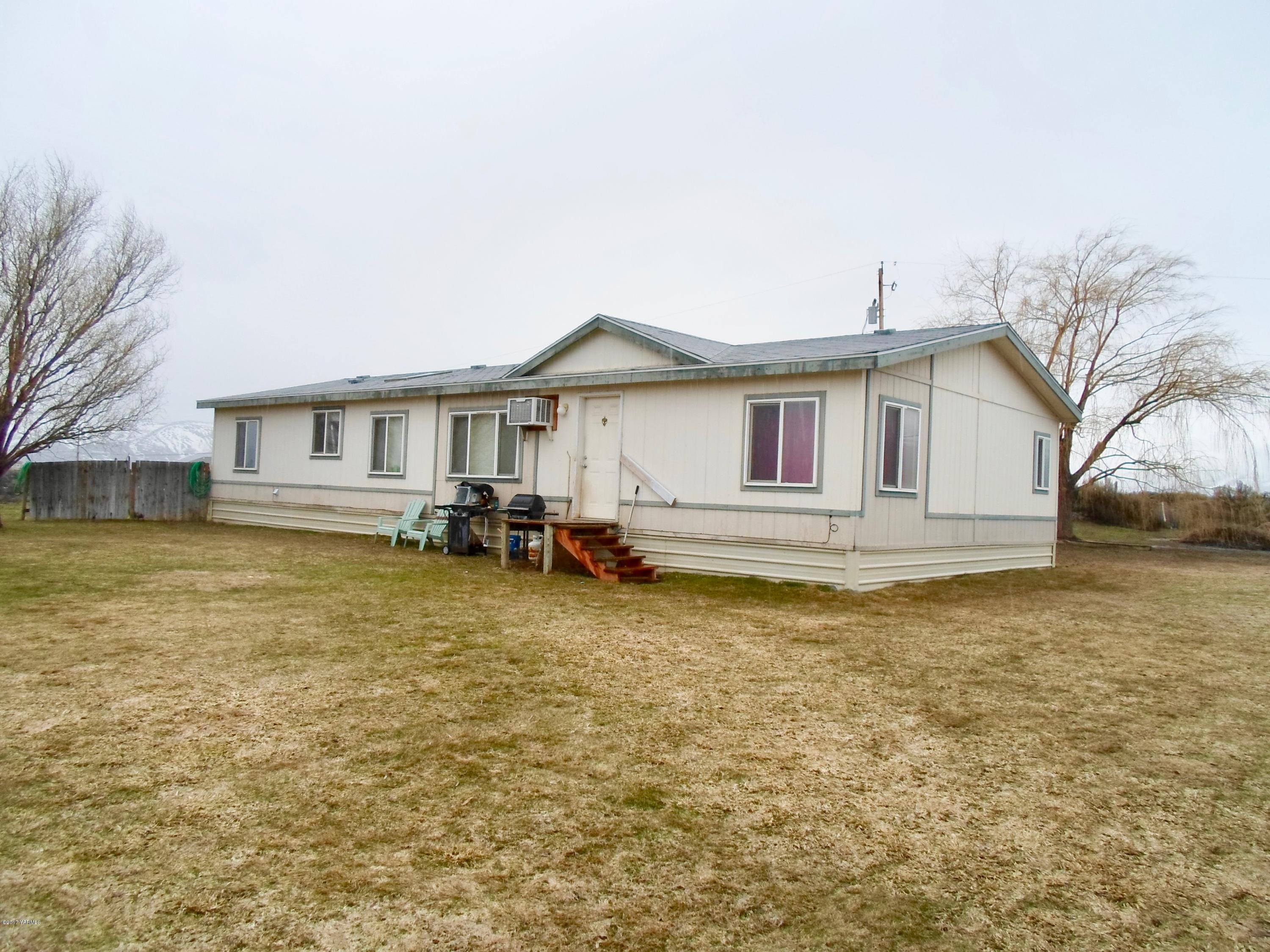 378 Hideaway Road Yakima, WA 98908 - Photo 5 of 27 a house view with a garden space