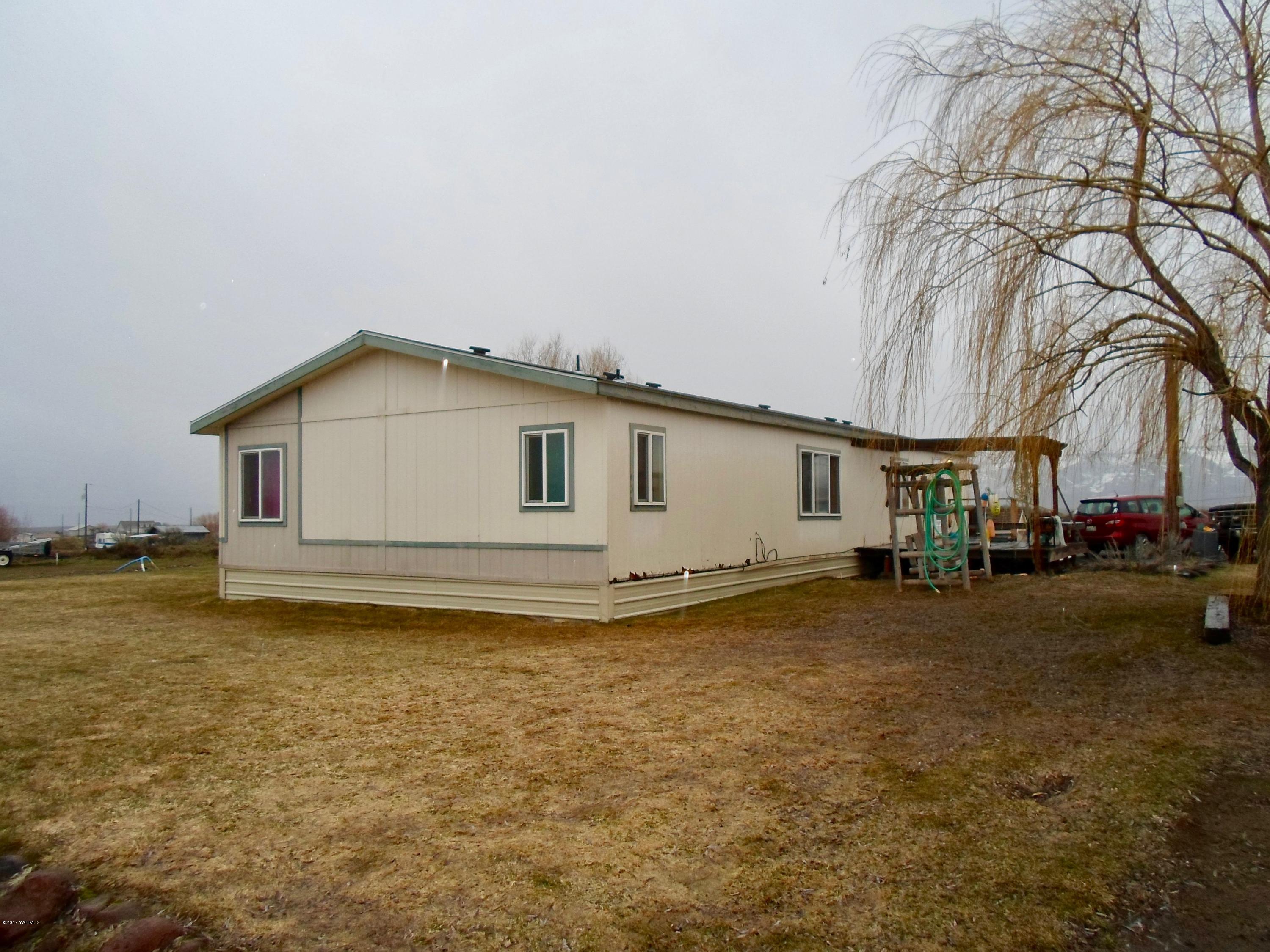 378 Hideaway Road Yakima, WA 98908 - Photo 6 of 27 a view of a house with a patio