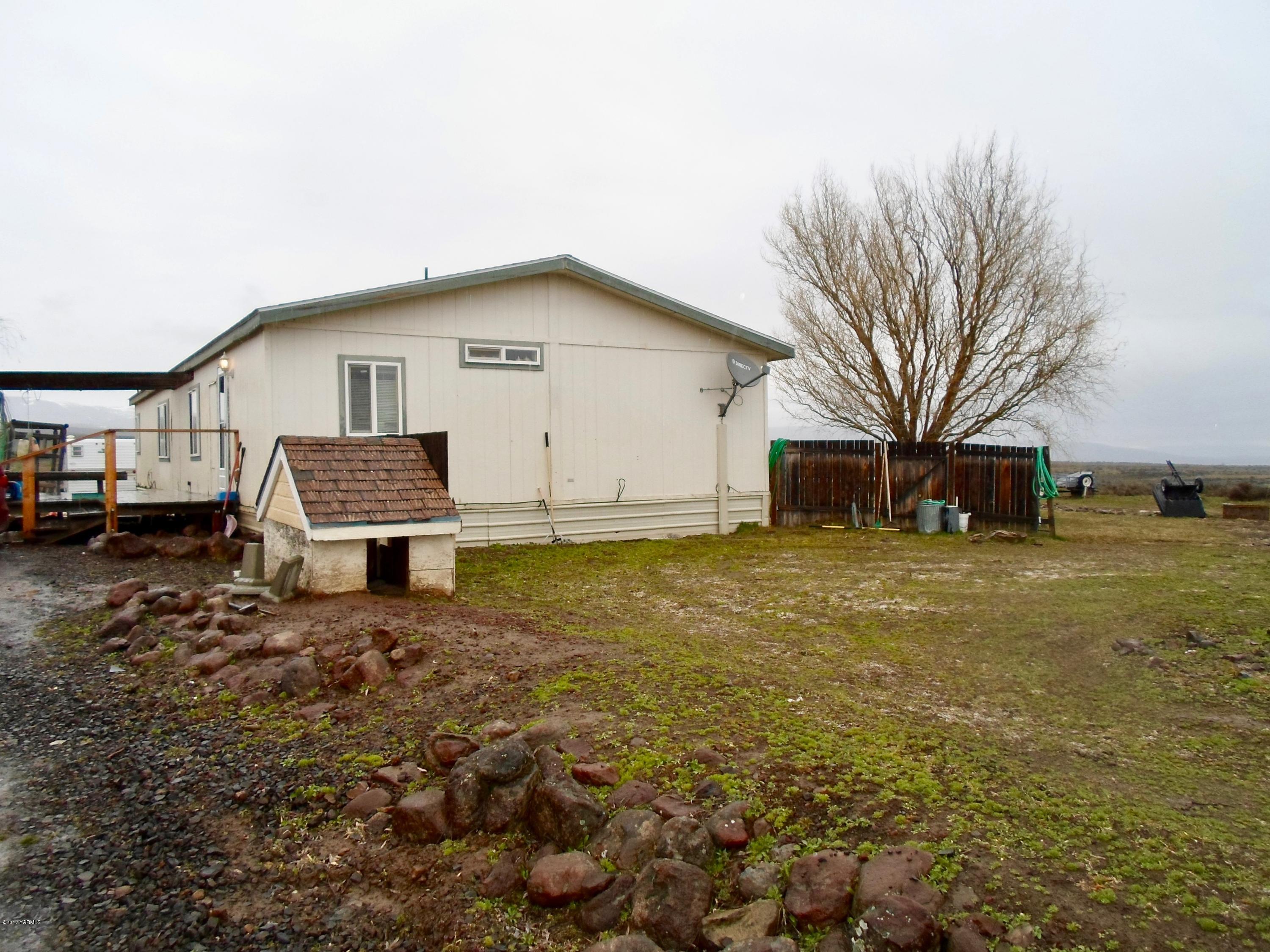 378 Hideaway Road Yakima, WA 98908 - Photo 8 of 27 a view of a house with a yard