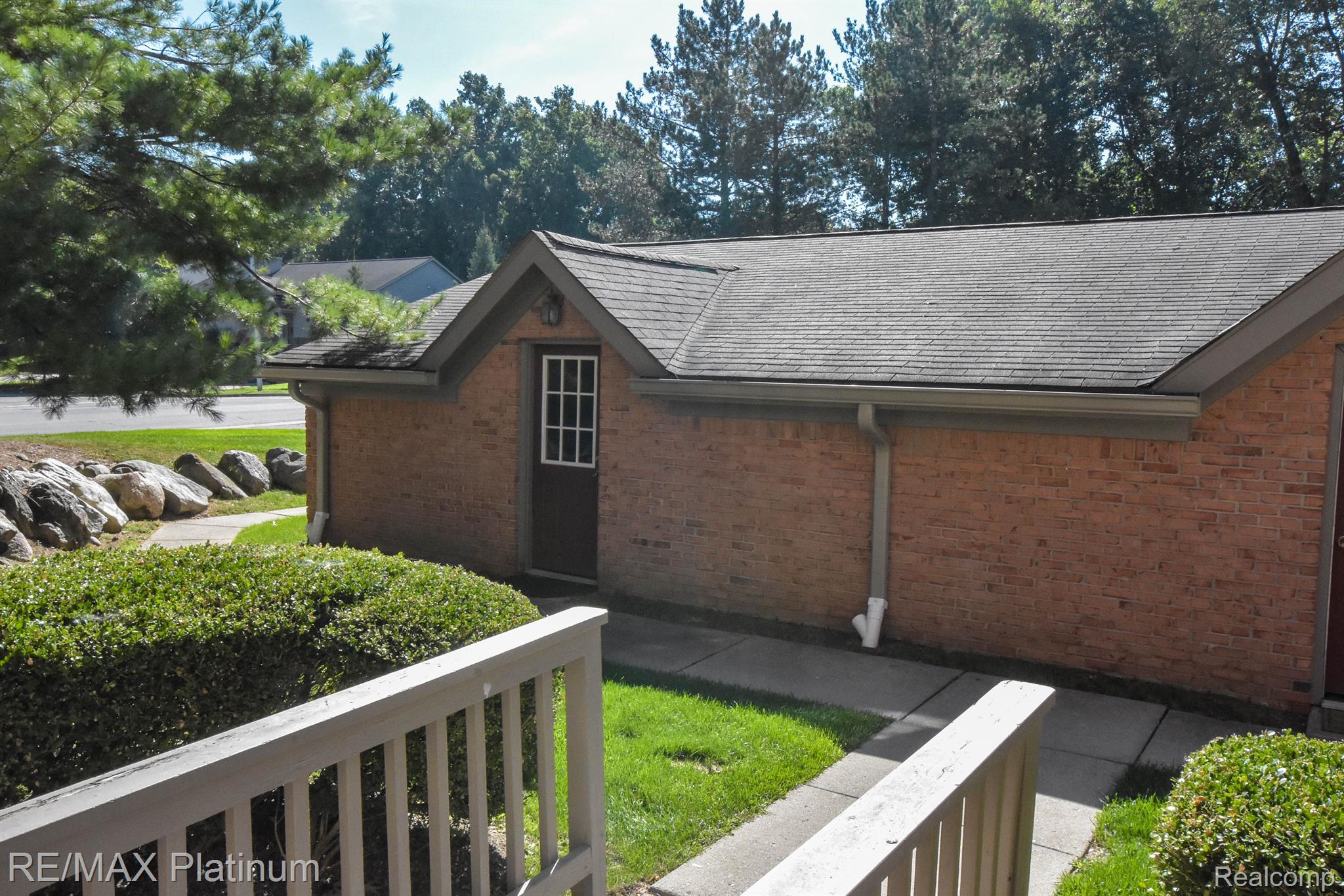900 Ridge Court Brighton, MI 48116 - Photo 4 of 40 Gallery Image 4