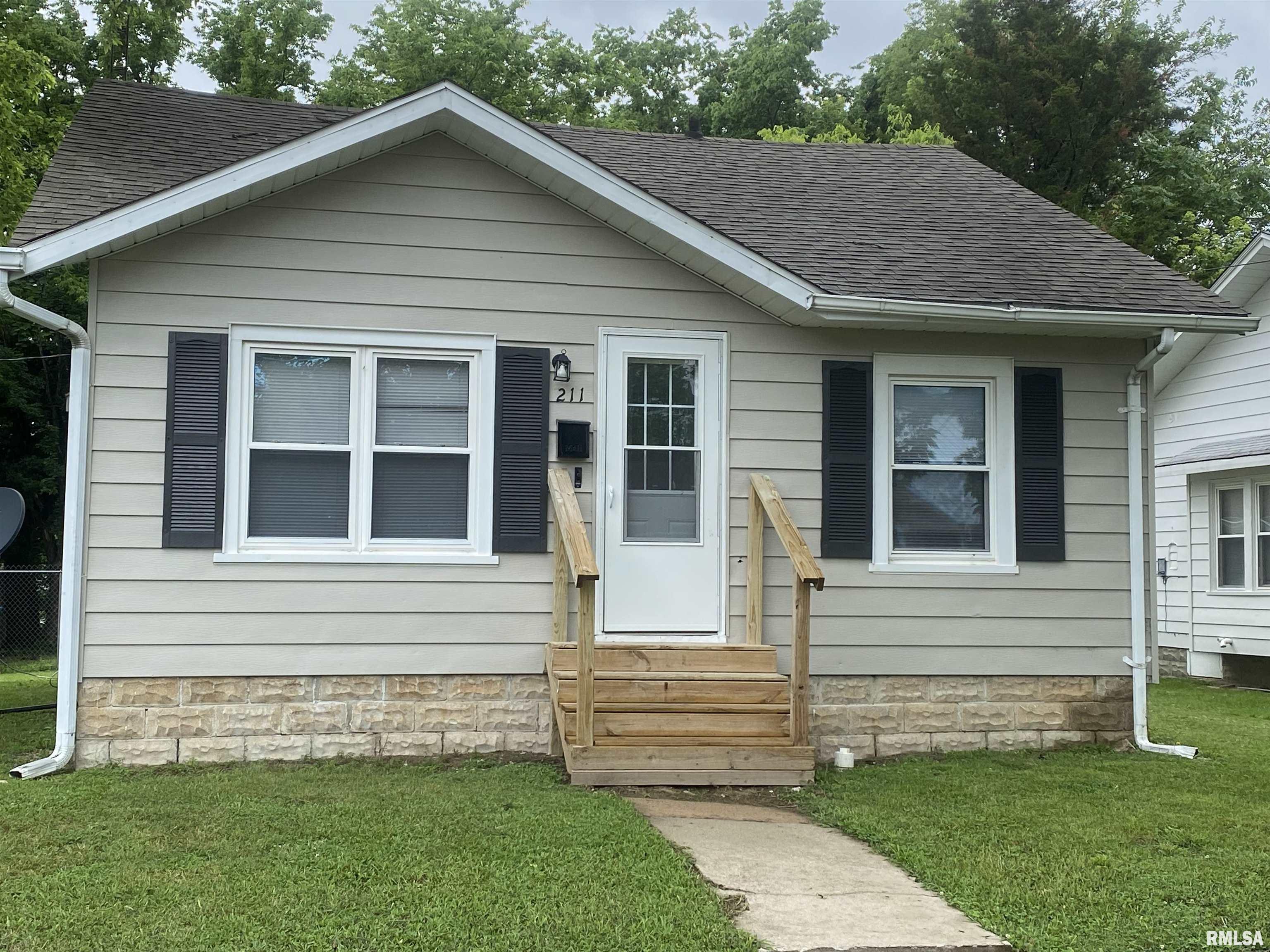 211 Charles Street Benton, IL 62812 - Photo 1 of 43 Gallery Image 1