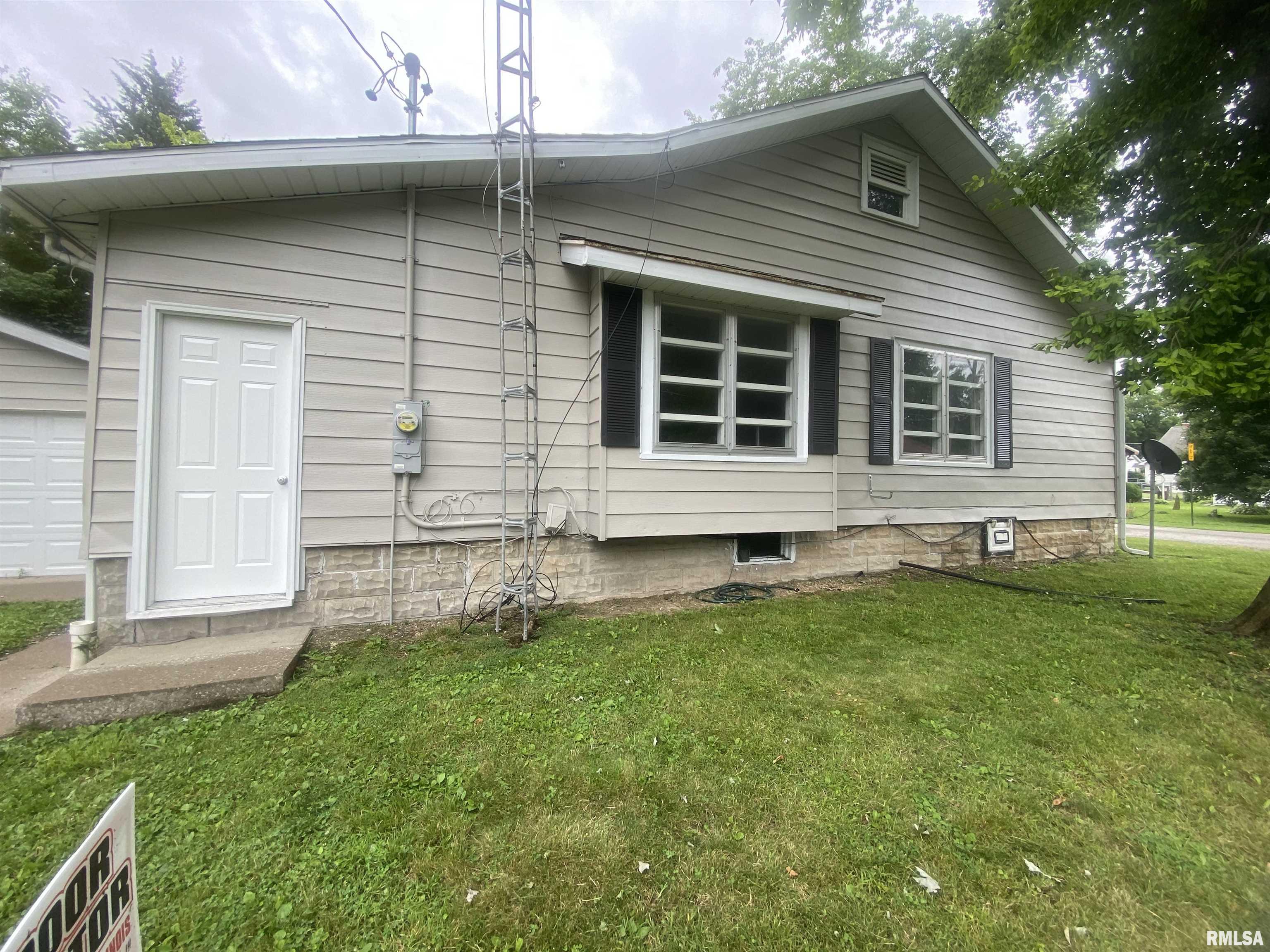 211 Charles Street Benton, IL 62812 - Photo 3 of 43 Gallery Image 3