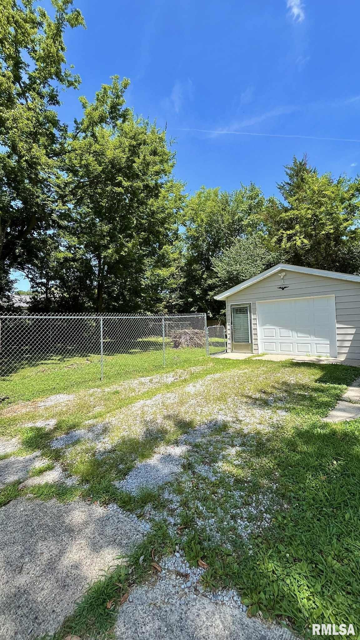 211 Charles Street Benton, IL 62812 - Photo 32 of 43 Gallery Image 32