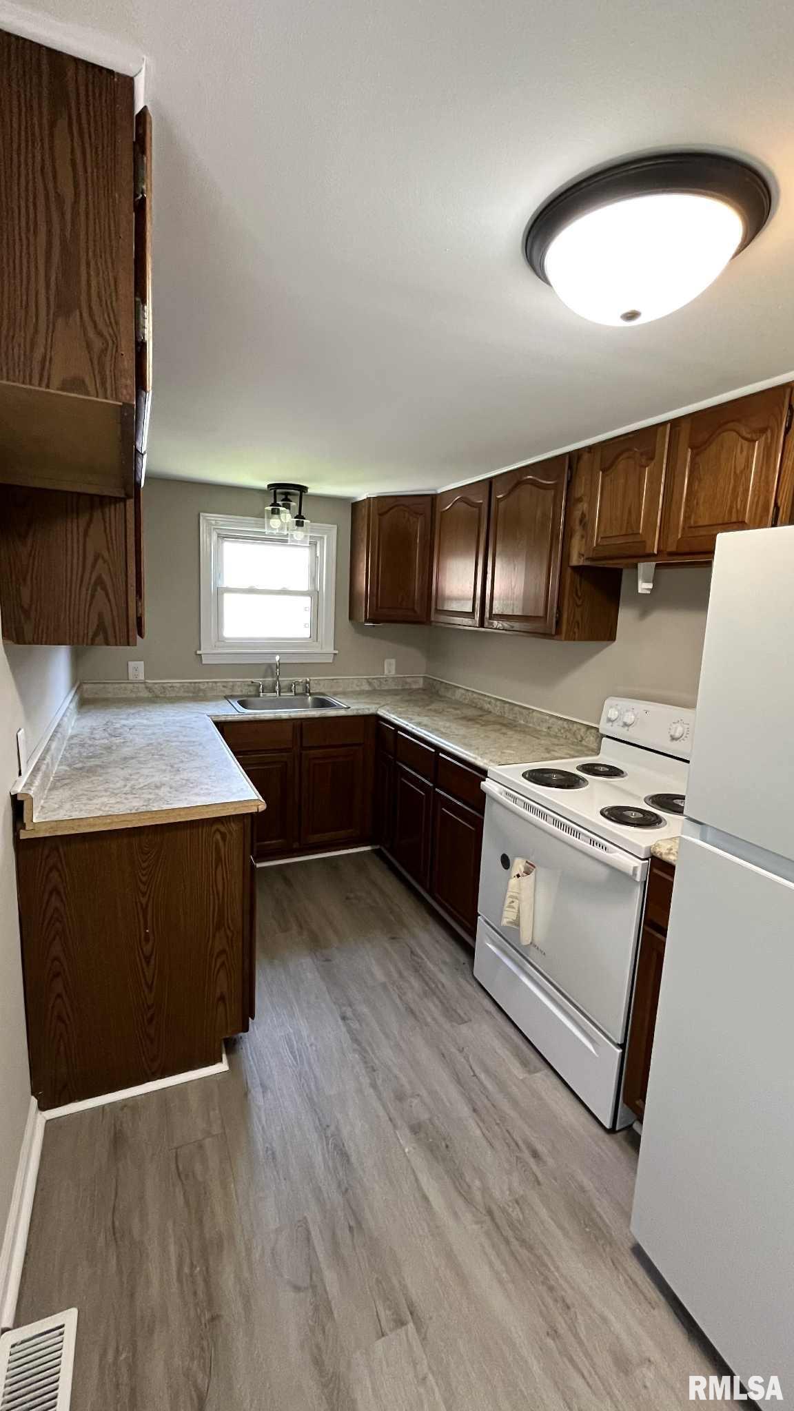211 Charles Street Benton, IL 62812 - Photo 33 of 43 Gallery Image 33
