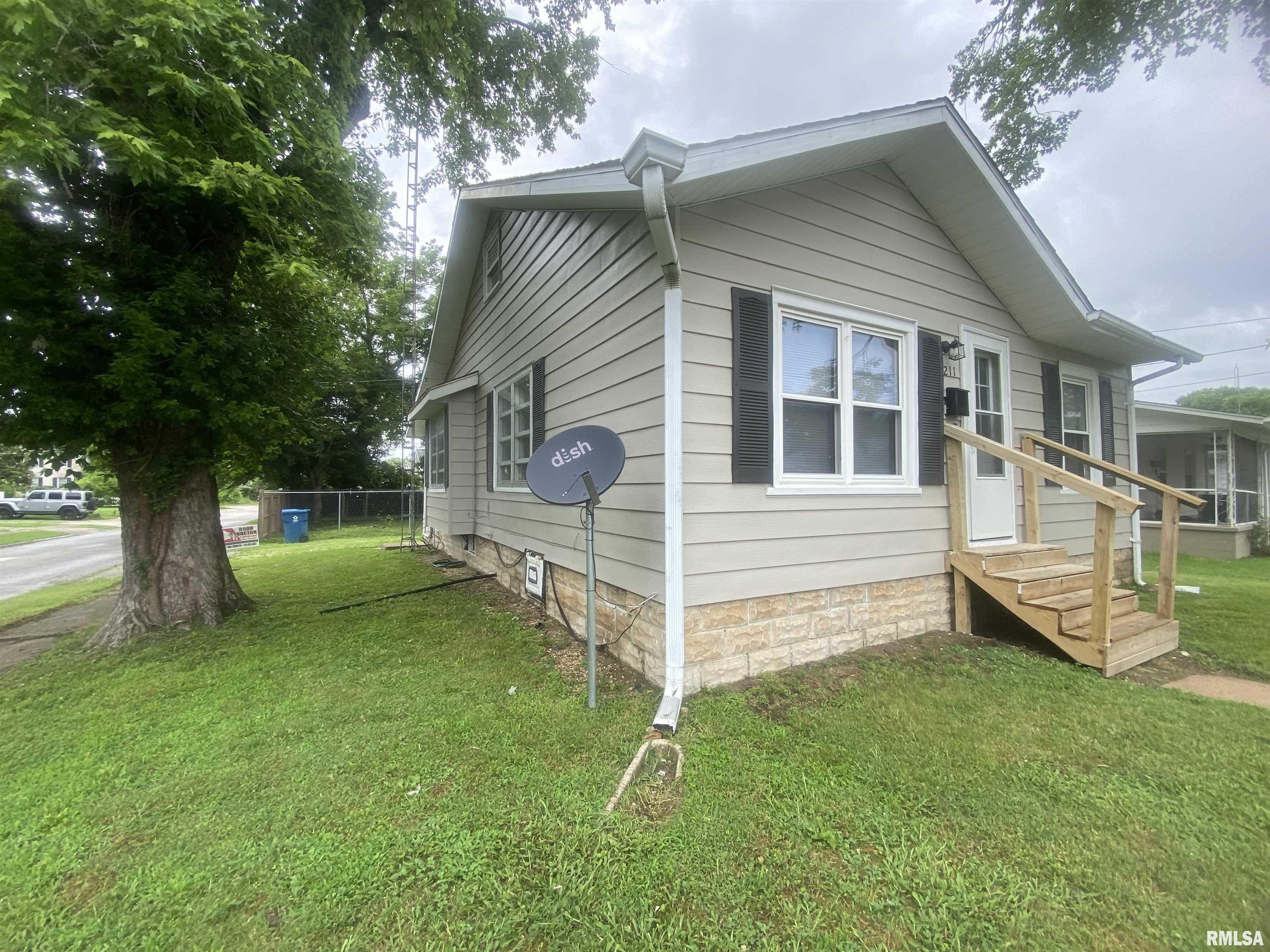 211 Charles Street Benton, IL 62812 - Photo 4 of 43 Gallery Image 4
