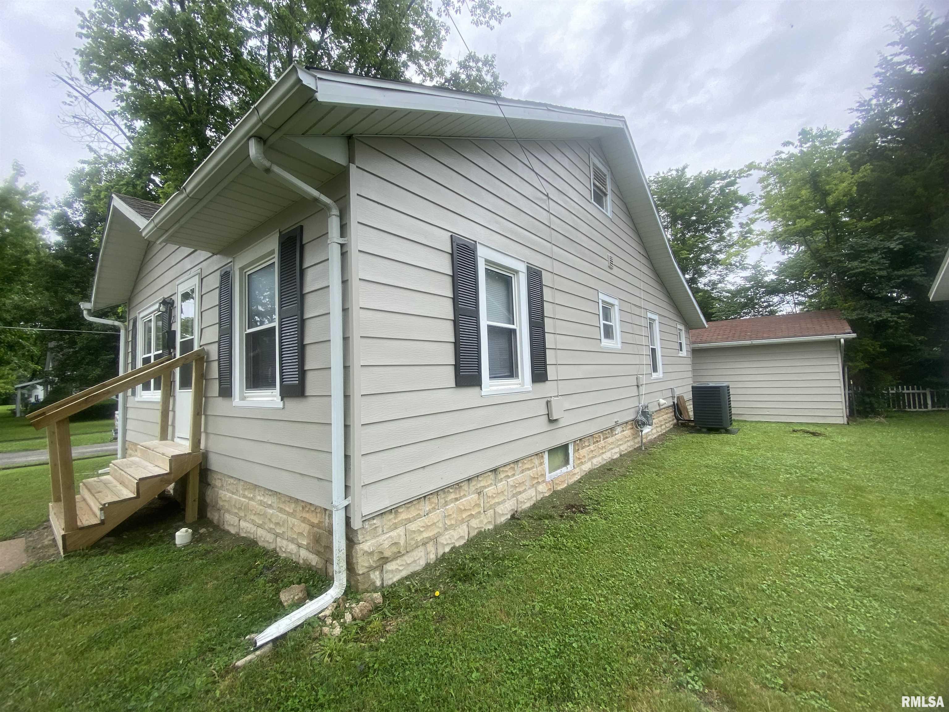 211 Charles Street Benton, IL 62812 - Photo 5 of 43 Gallery Image 5