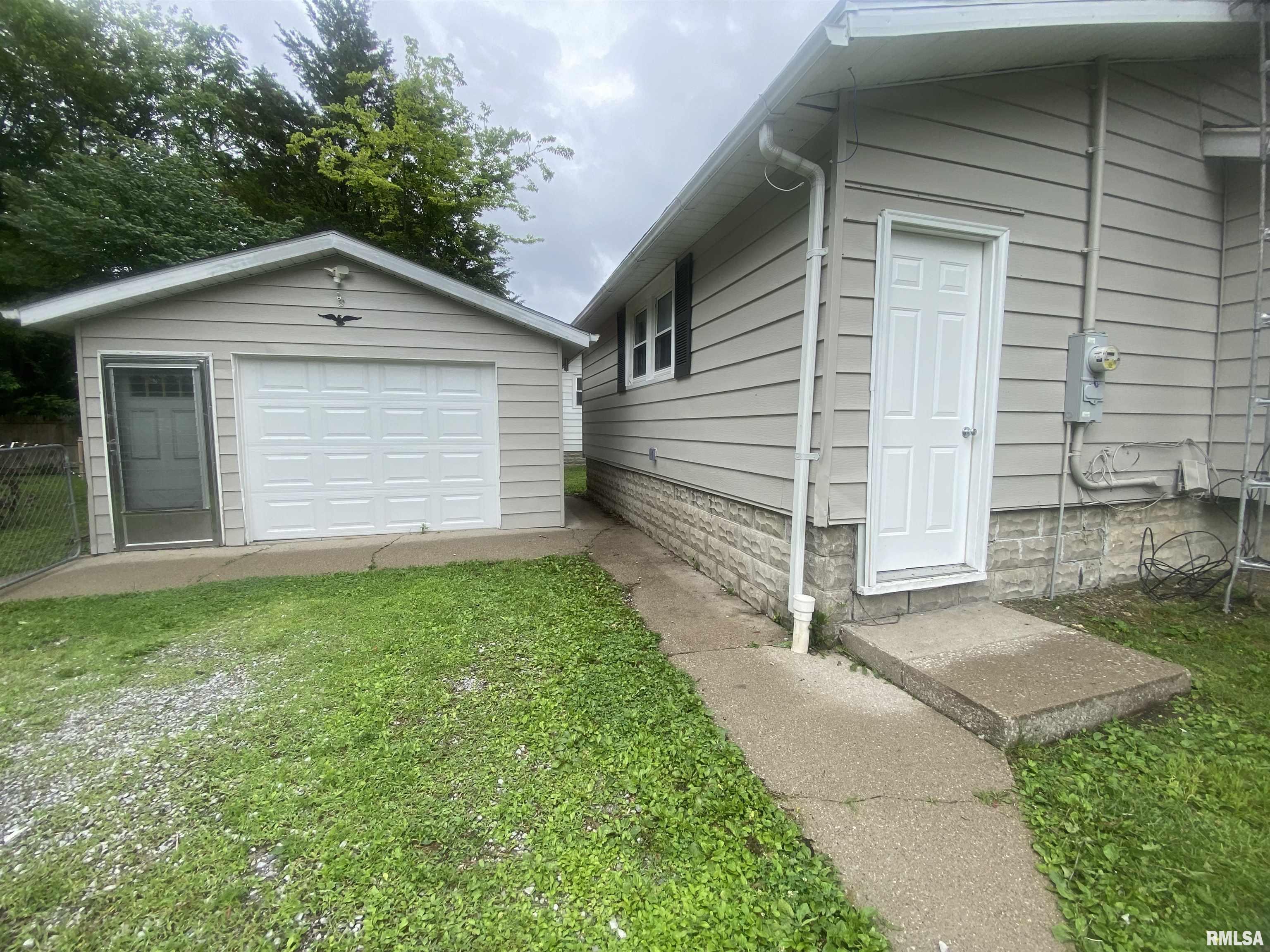 211 Charles Street Benton, IL 62812 - Photo 8 of 43 Gallery Image 8