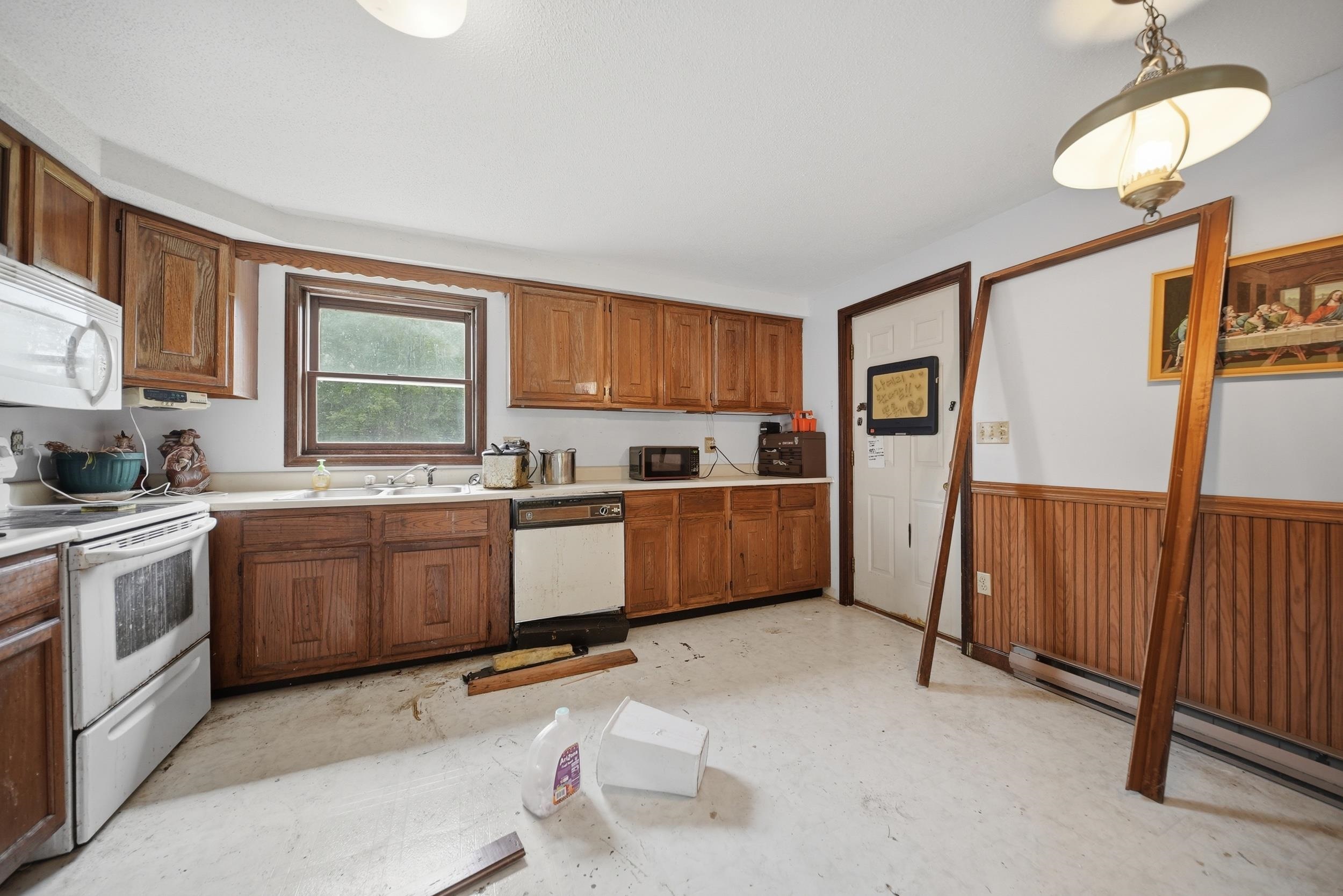 13 Sunnyside Lane, Unit R Derry, NH 03038 - Photo 4 of 54