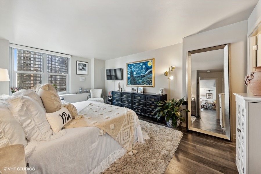400 East Randolph Street, Unit 3429 Chicago, IL 60601 - Photo 20 of 44 a bedroom with a bed and a large mirror