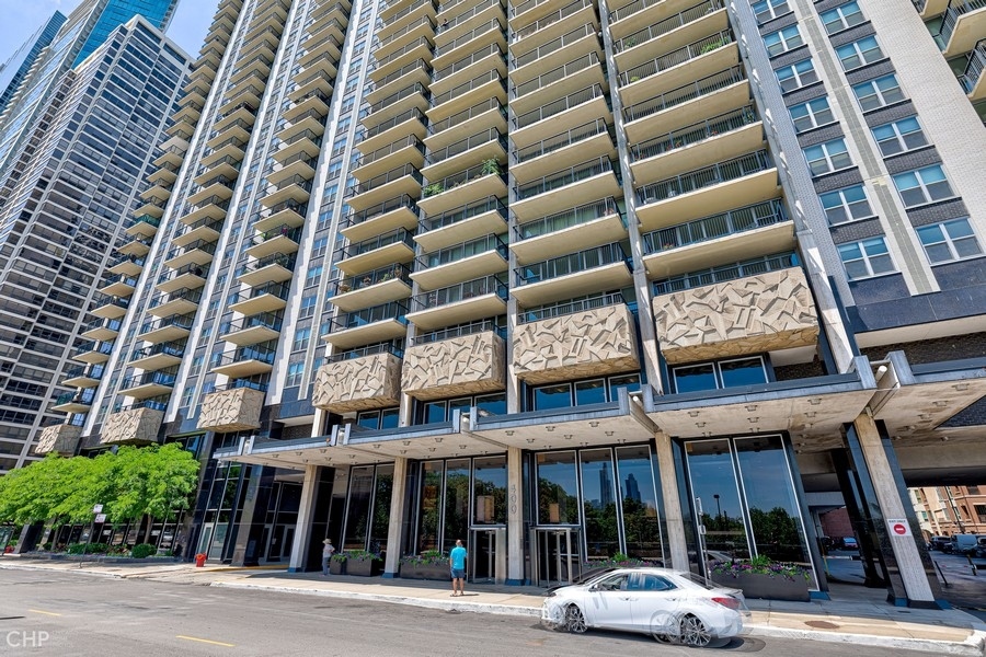 400 East Randolph Street, Unit 3429 Chicago, IL 60601 - Photo 2 of 44 front view of a building