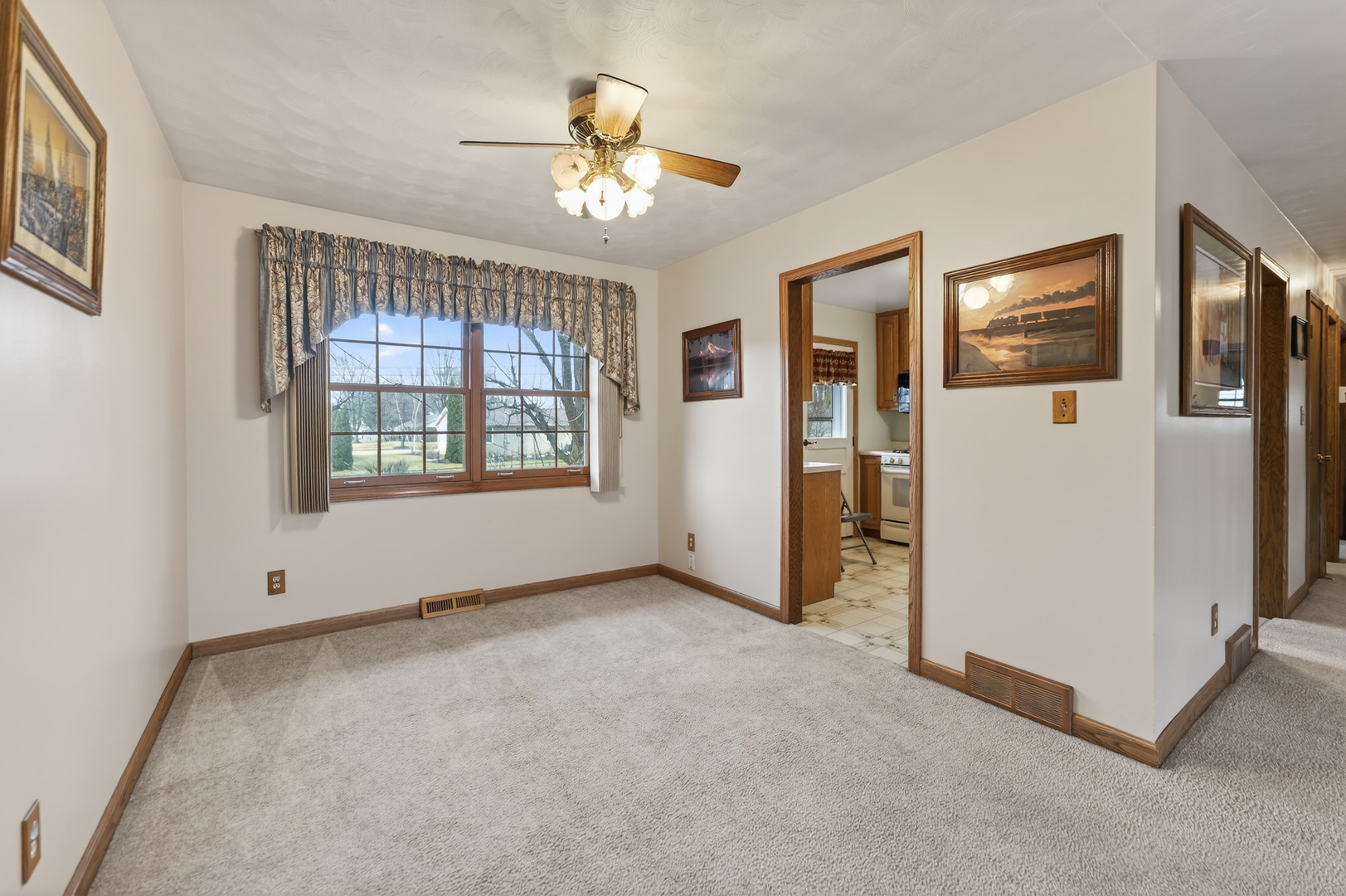 623 Colonial Drive DeKalb, IL 60115 - Photo 9 of 32