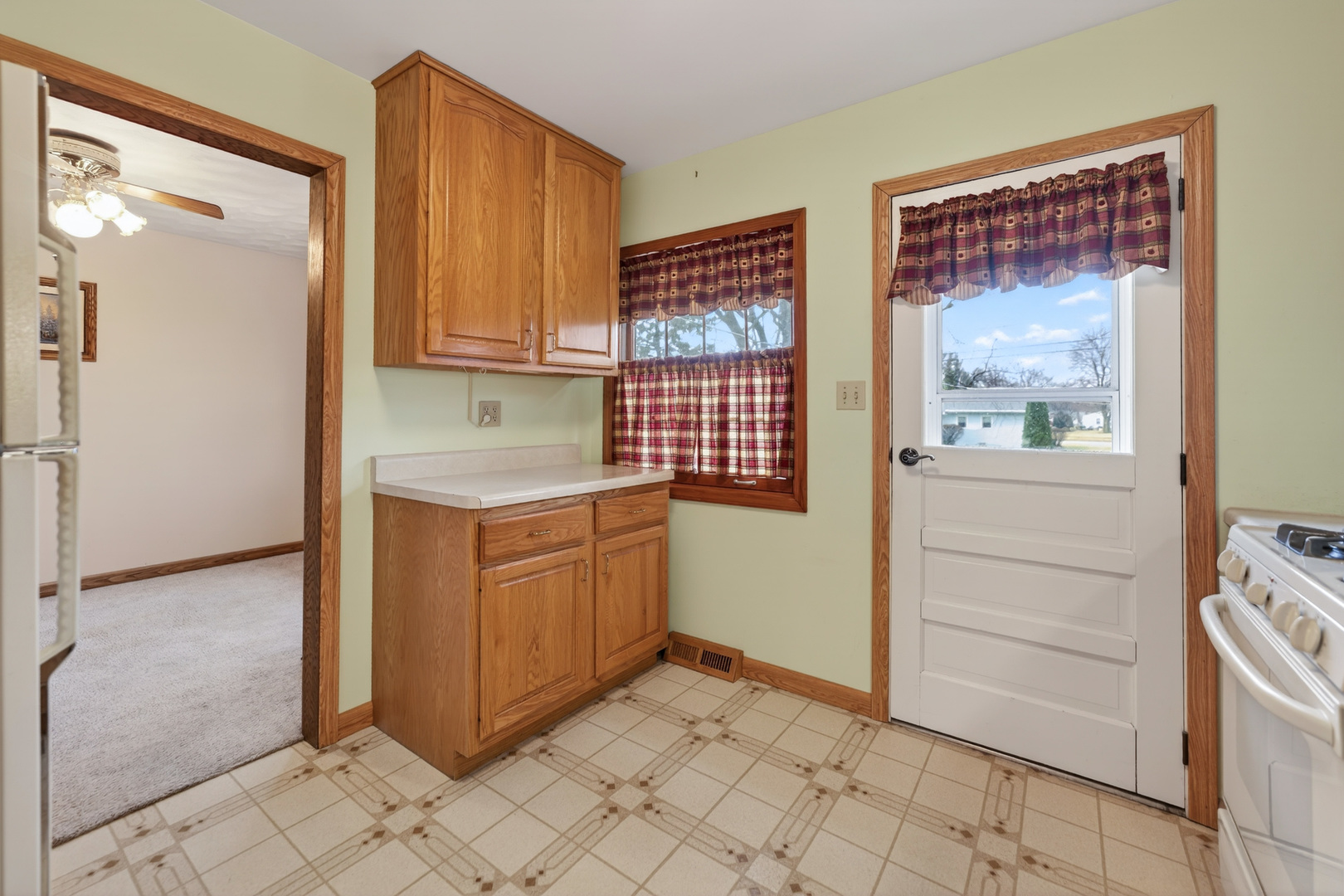 623 Colonial Drive DeKalb, IL 60115 - Photo 10 of 32