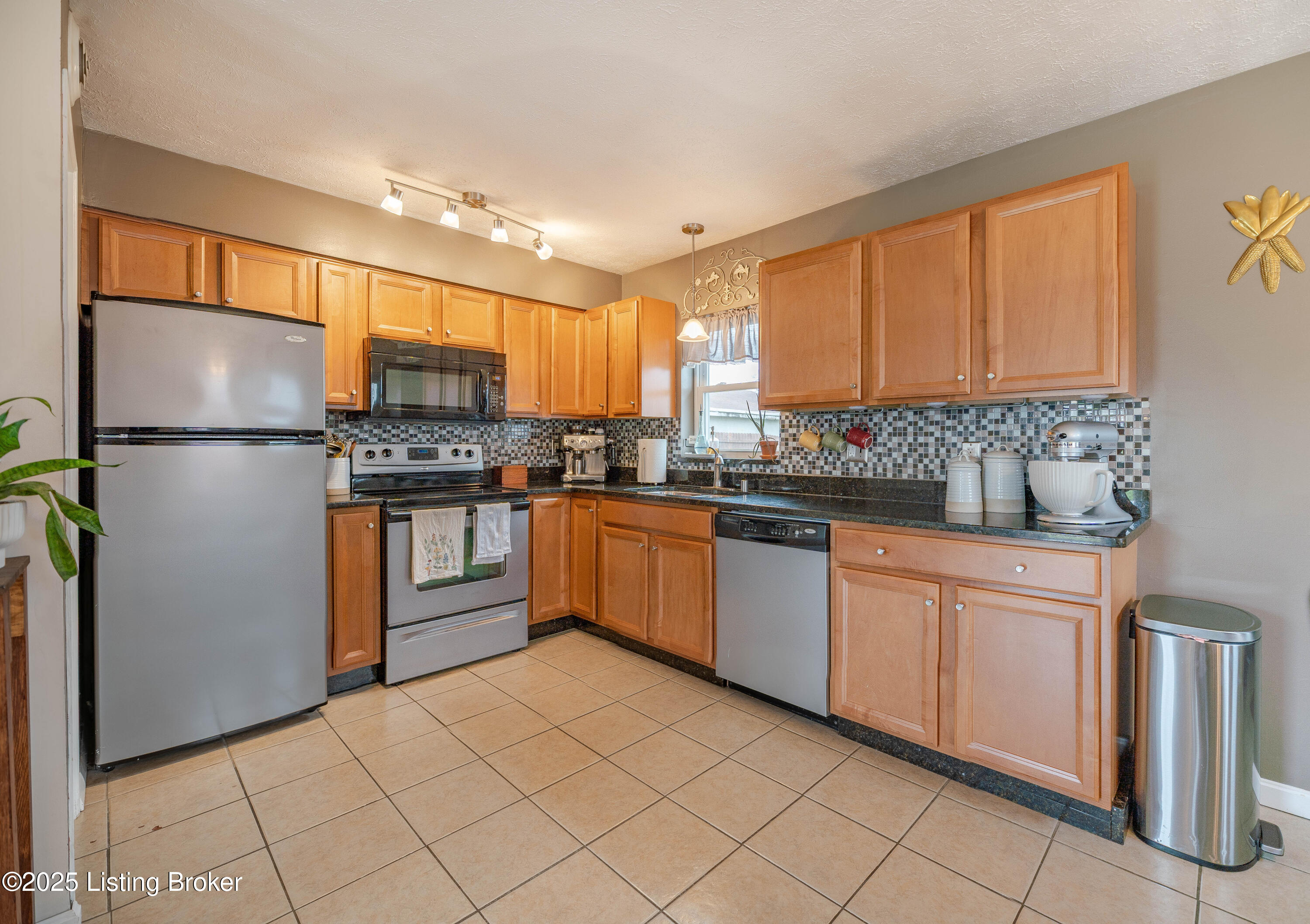 6610 Price Ln Road Louisville, KY 40229 - Photo 8 of 20 DSC01869-HDR